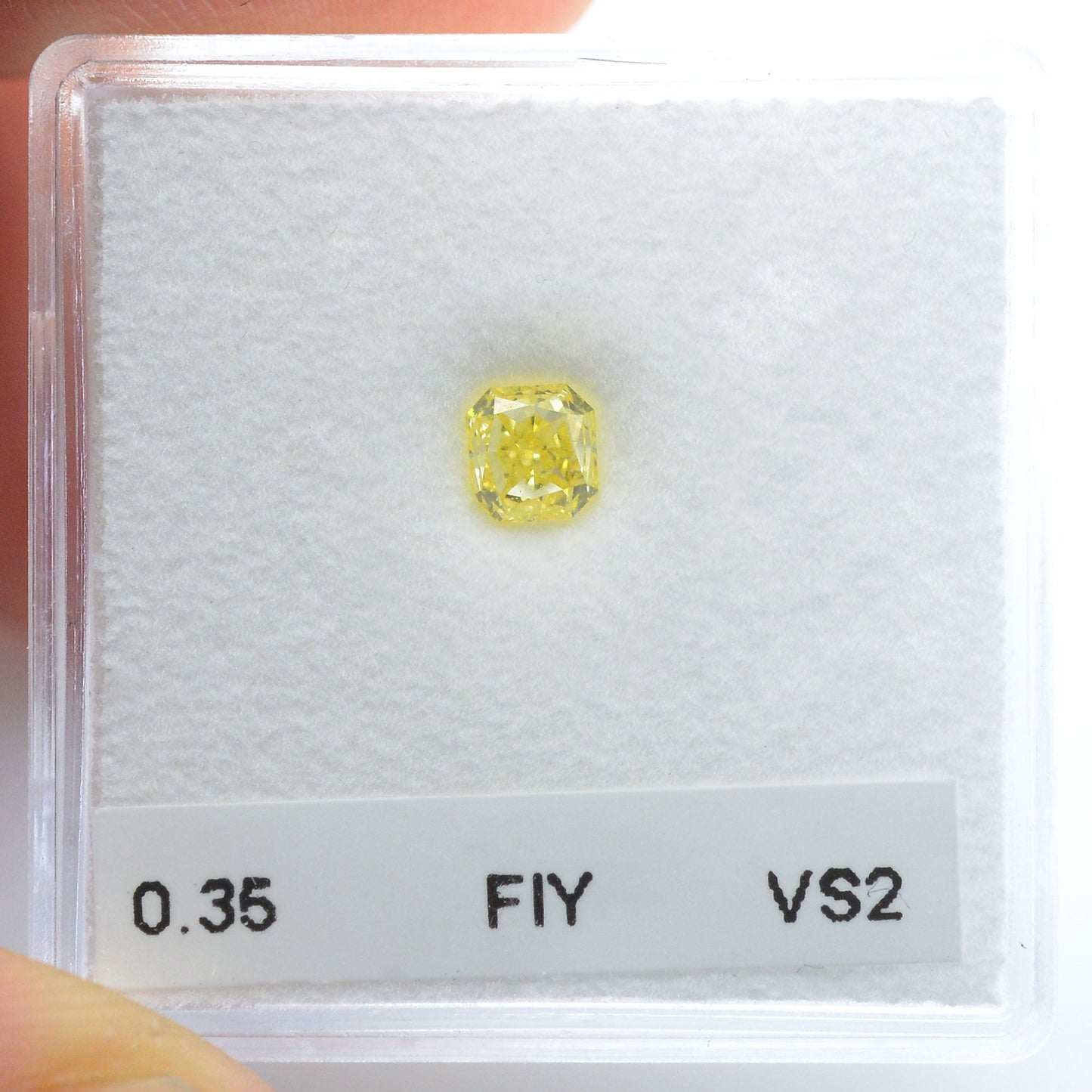 0,35 Karat Fancy Intense Yellow Radiant VS2 IGI