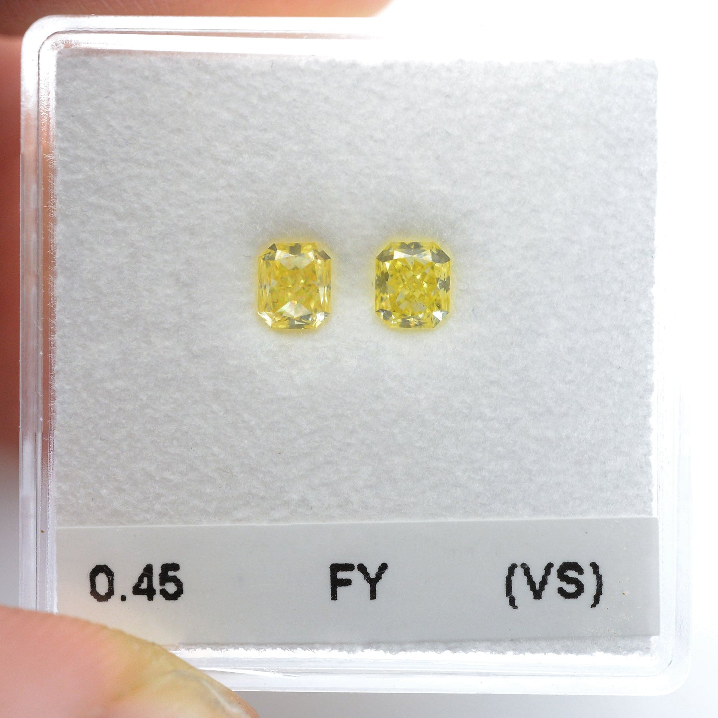 0,45 Karat Fancy Yellow Radiant Diamanten (VS)