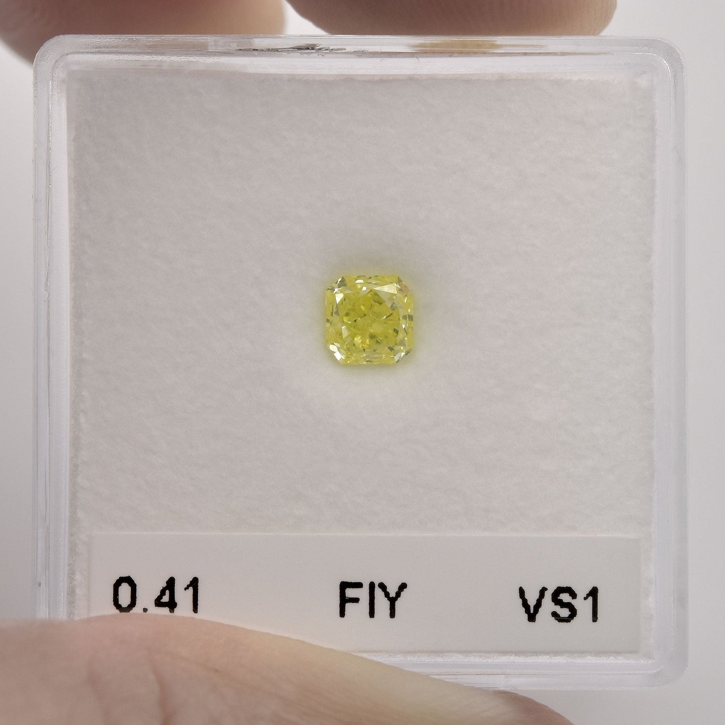 0,41 Karat Fancy Intense Yellow Radiant VS1 IGI
