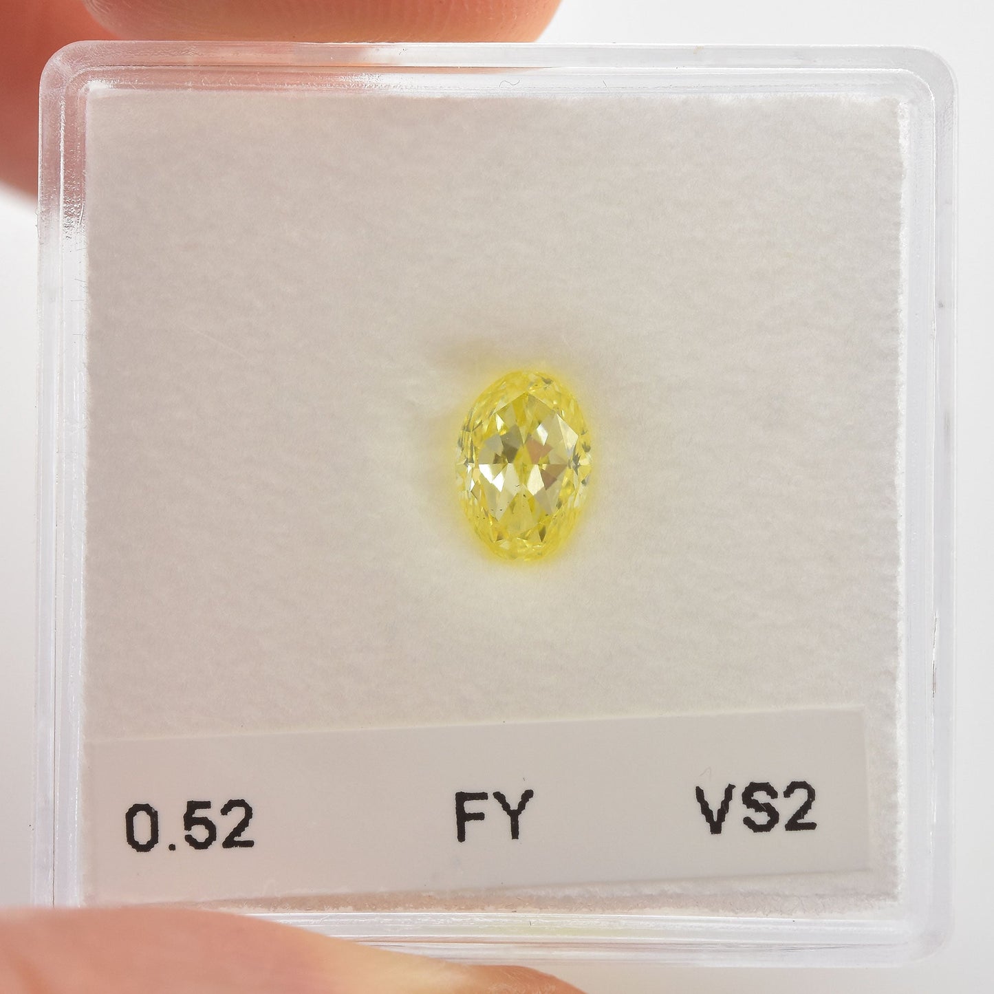 0,52 Karat Fancy Yellow Oval Diamond VS2 IGI