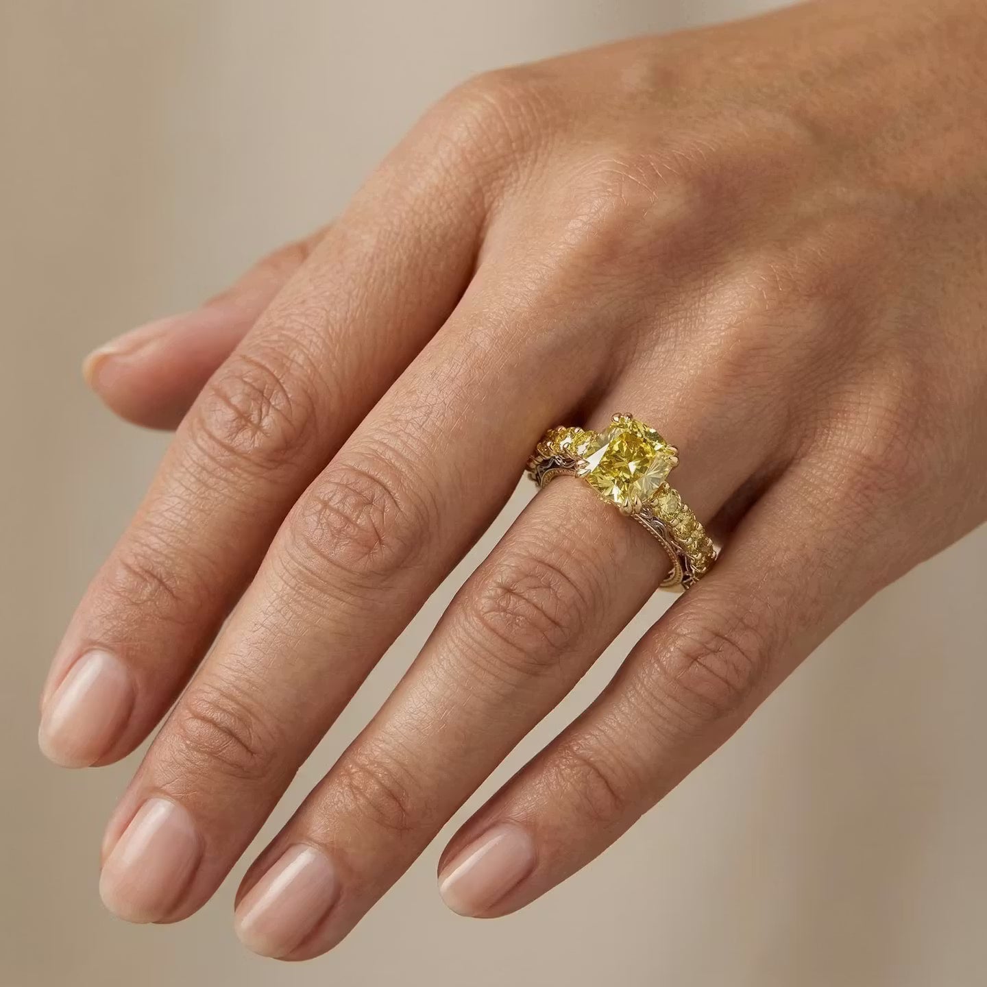 Ausgefallener Ring mit tiefbraun-gelbem Kissen-Seitenstein