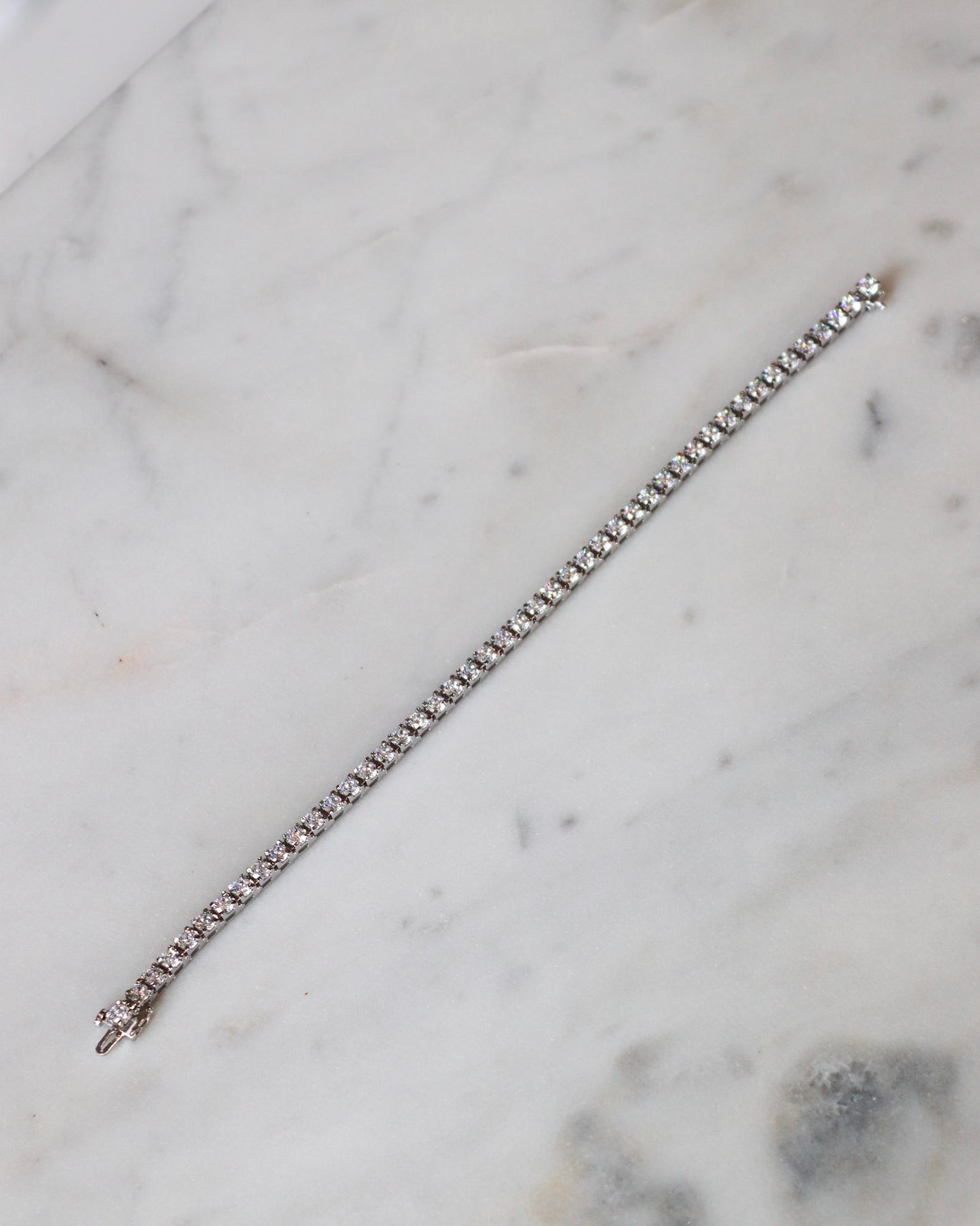 Diamond tennis bracelets in white gold - timeless elegance