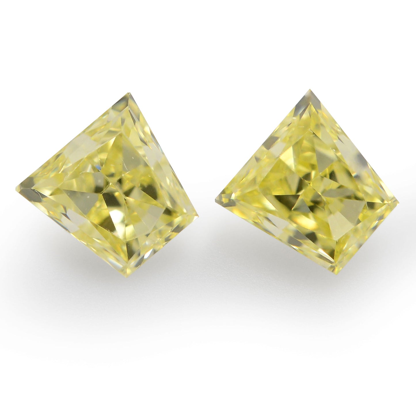0,66 Karat Fancy Intense Yellow Trapezoid Diamonds (SI1)
