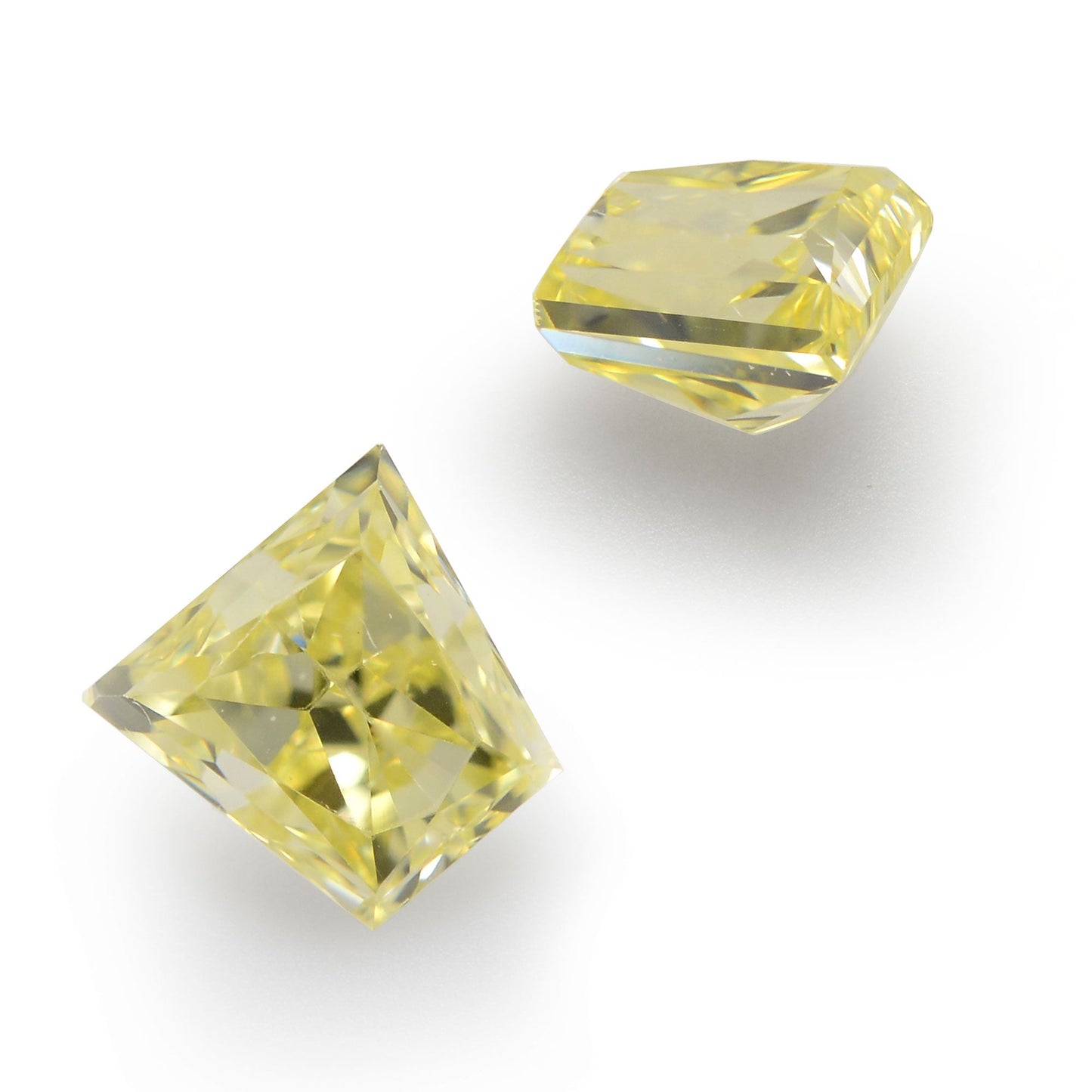 0,66 Karat Fancy Intense Yellow Trapezoid Diamonds (SI1)