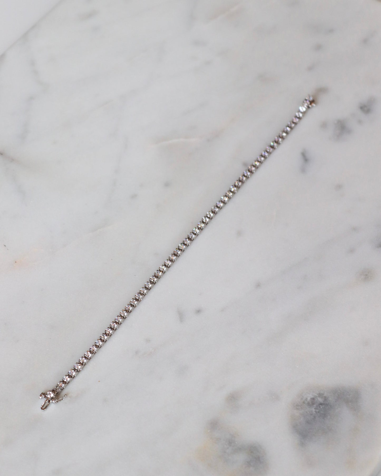 Diamond tennis bracelets in white gold - timeless elegance