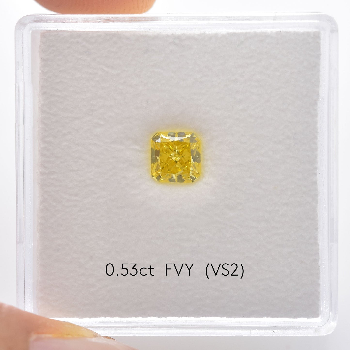 0,53 Karat Fancy Vivid Yellow Radiant (VS2) GIA