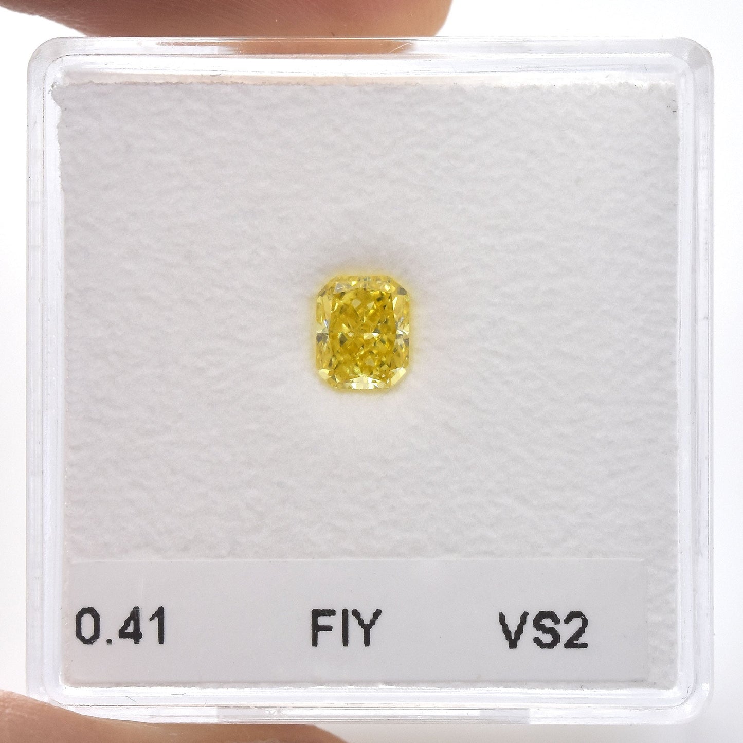 0,41 Karat Fancy Intense Yellow Radiant VS2 IGI