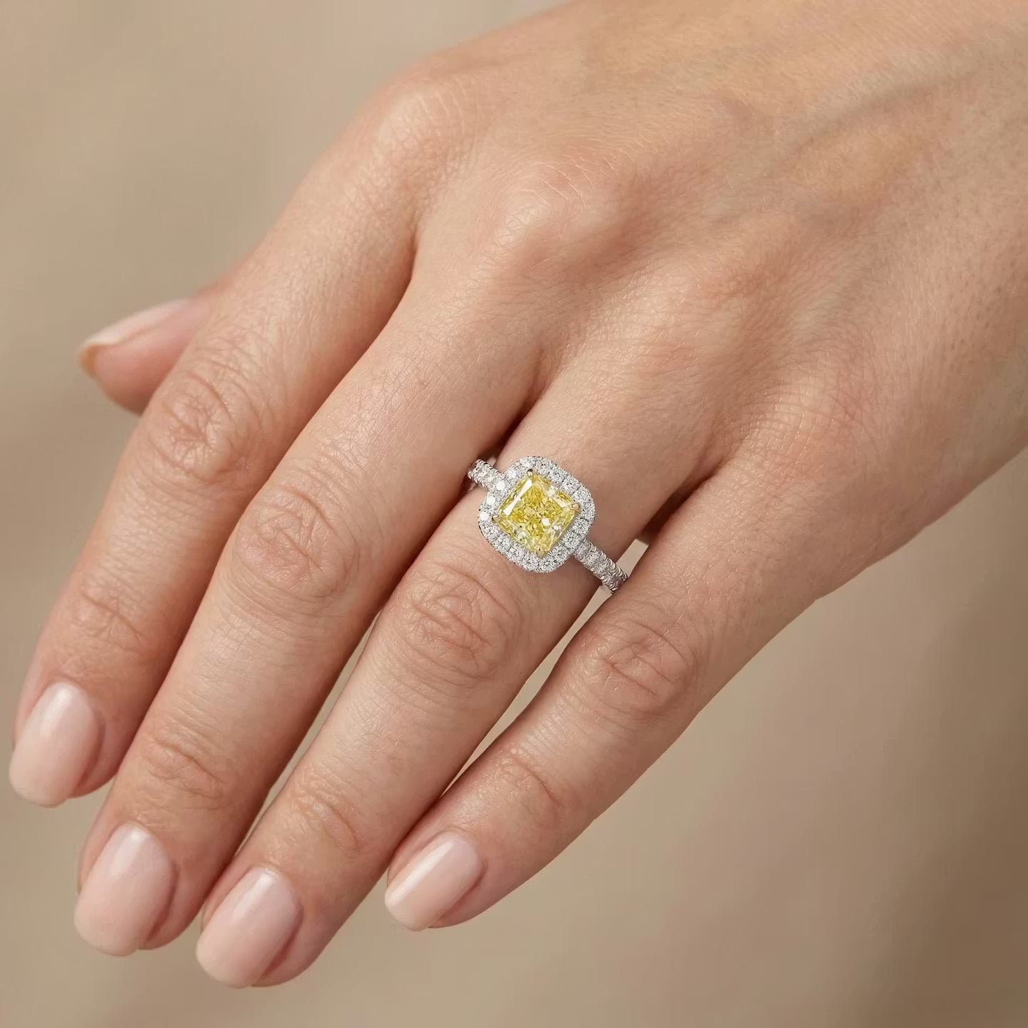 Ring mit Halo und kissenförmigem, leuchtend gelbem Diamanten