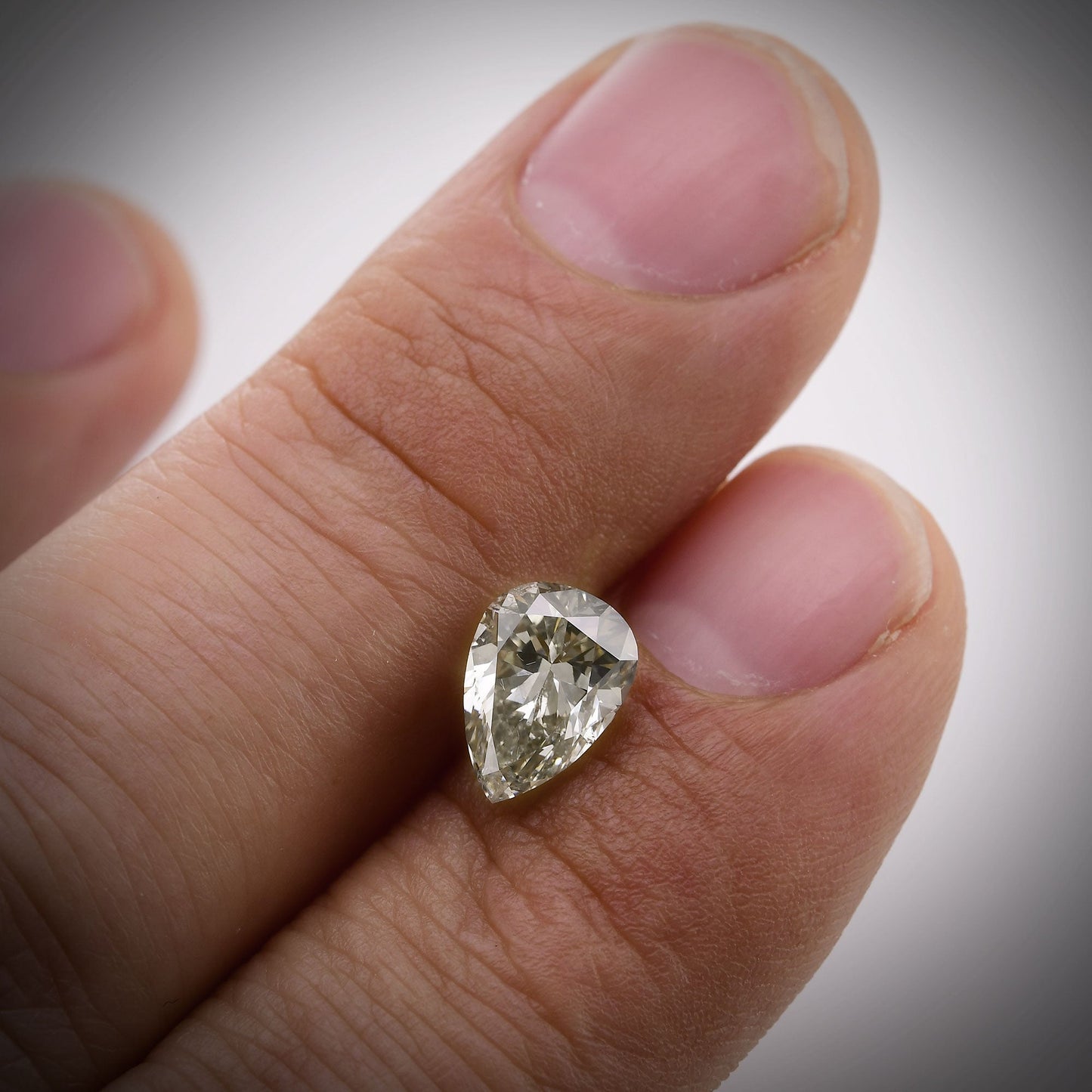 2,03 Karat Fancy Light Gray Birnenförmiger Diamant (SI2) GIA