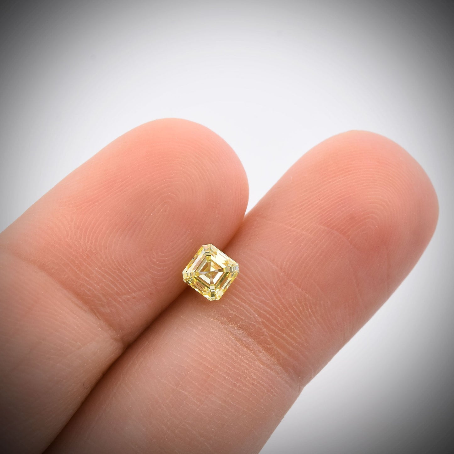0,44 Karat Fancy Intense Yellow Asscher-Diamant SI1 IGI