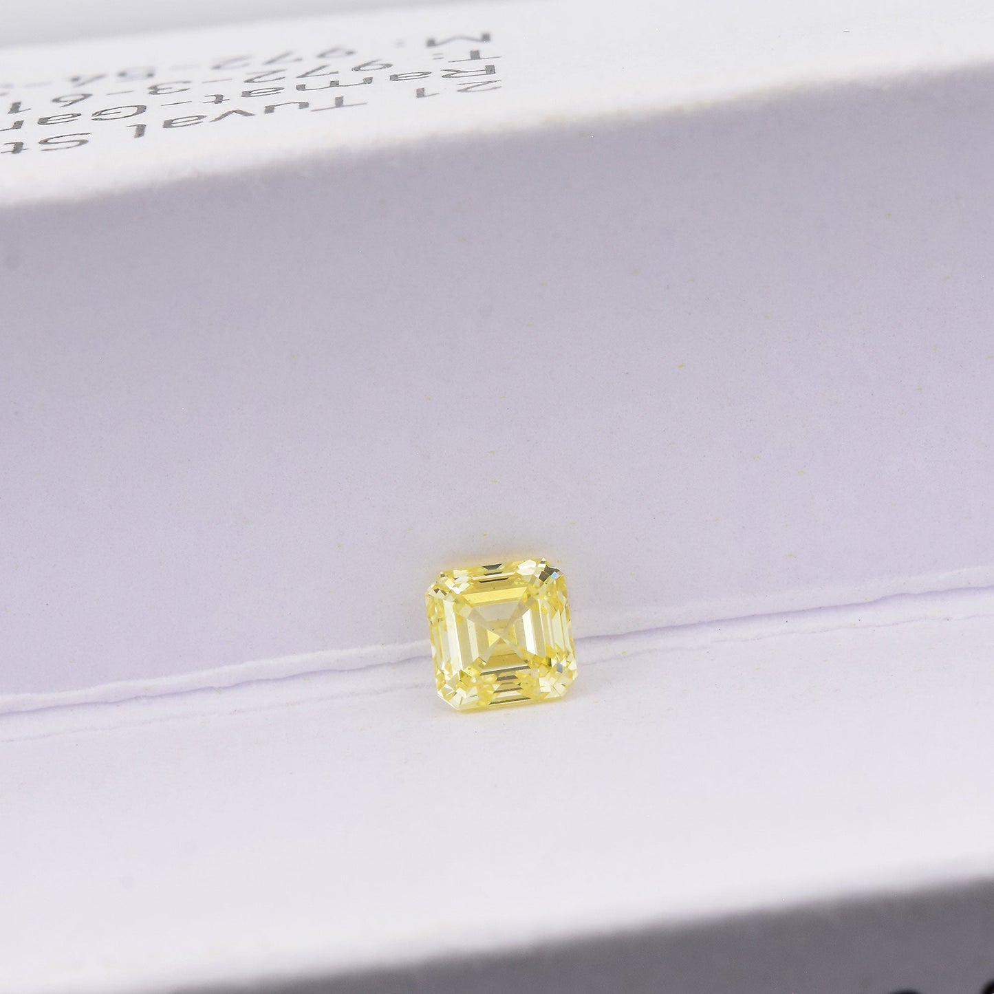 0,44 Karat Fancy Intense Yellow Asscher-Diamant SI1 IGI