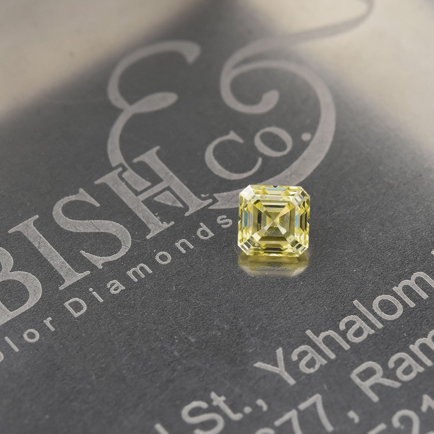 0,44 Karat Fancy Intense Yellow Asscher-Diamant SI1 IGI
