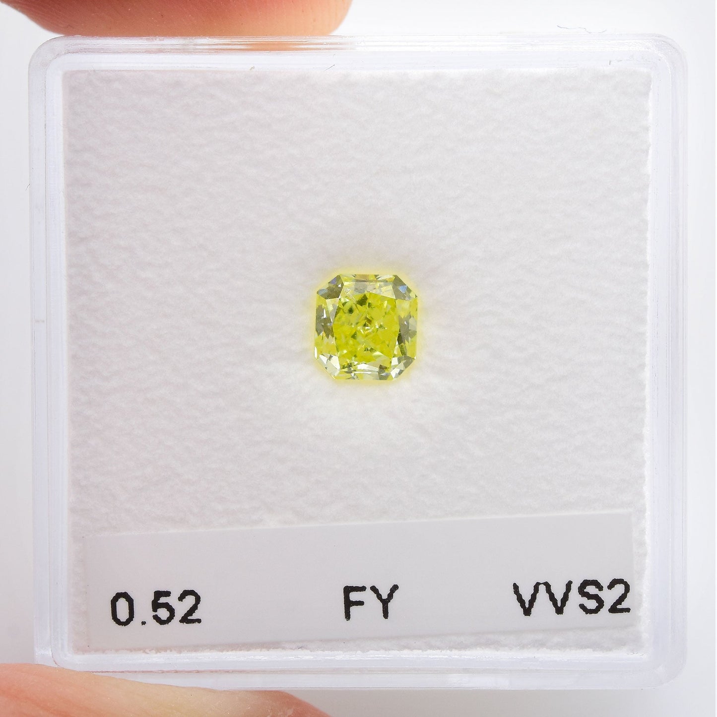 0,52 Karat Fancy Yellow Radiant VVS2 GIA