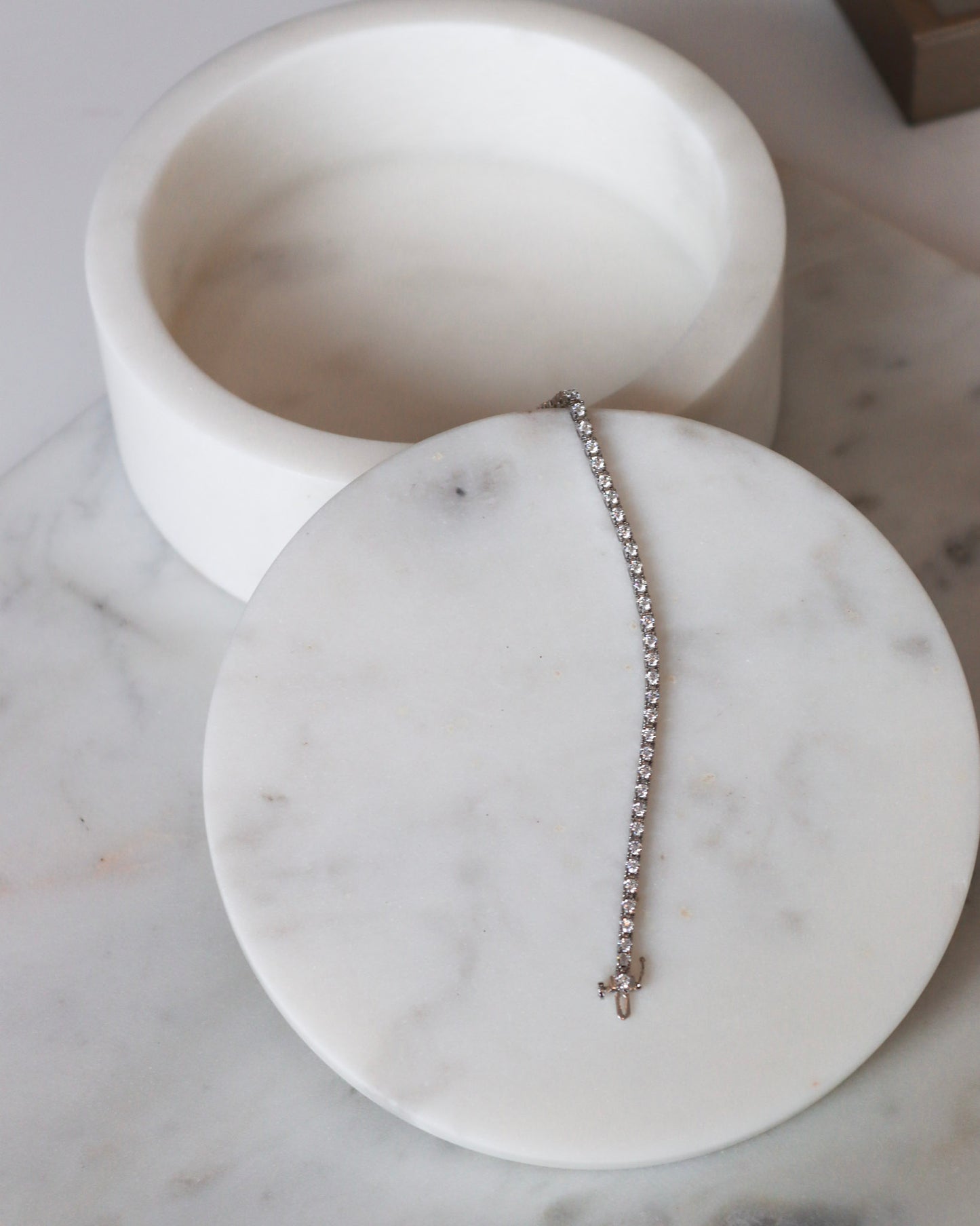 Diamond tennis bracelets in white gold - timeless elegance