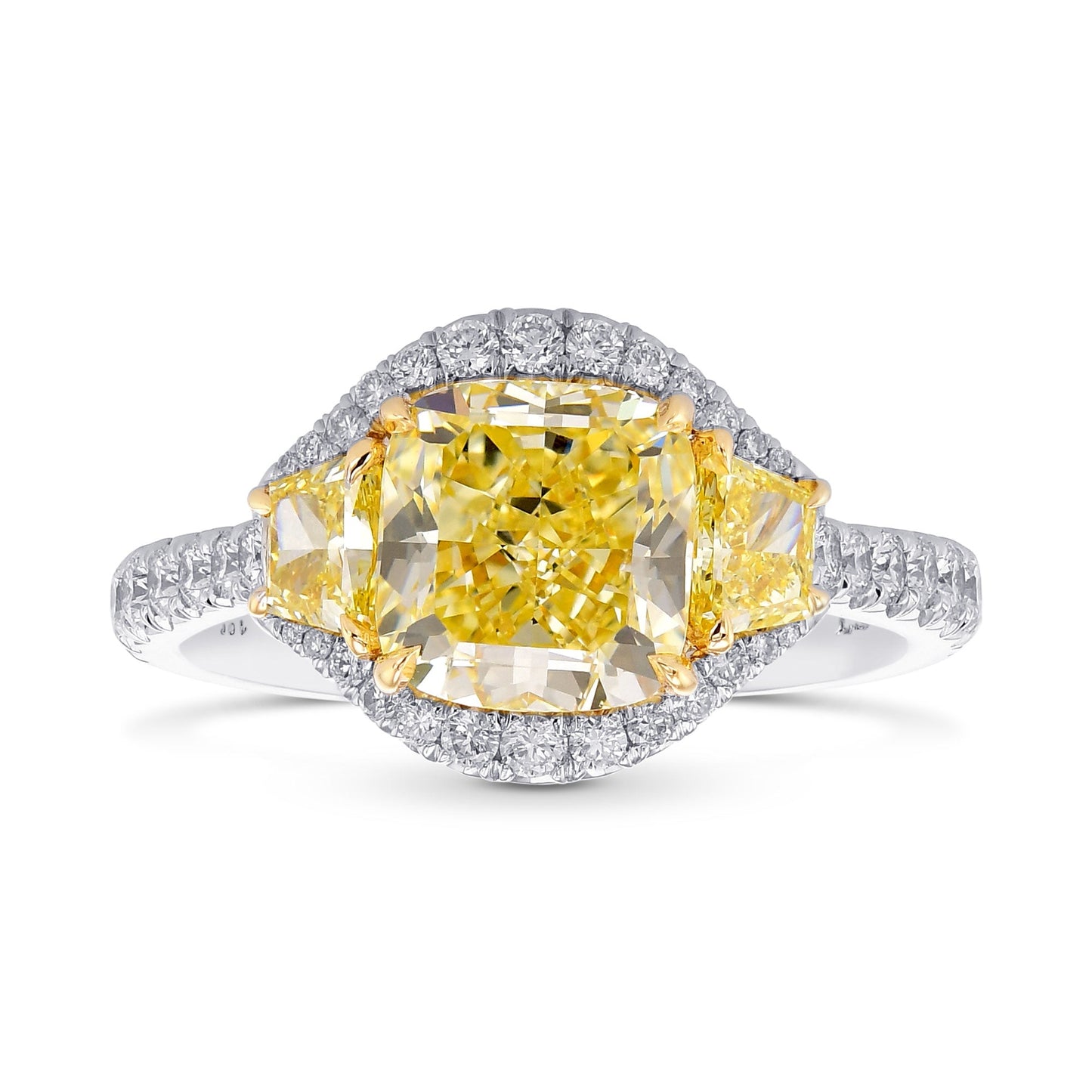Gelber Kissenschliff-Diamantring mit drei Steinen und Halo-Fassung