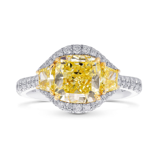 Gelber Kissenschliff-Diamantring mit drei Steinen und Halo-Fassung