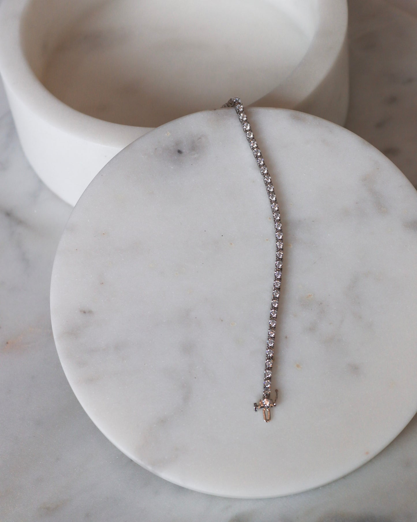 Diamond tennis bracelets in white gold - timeless elegance