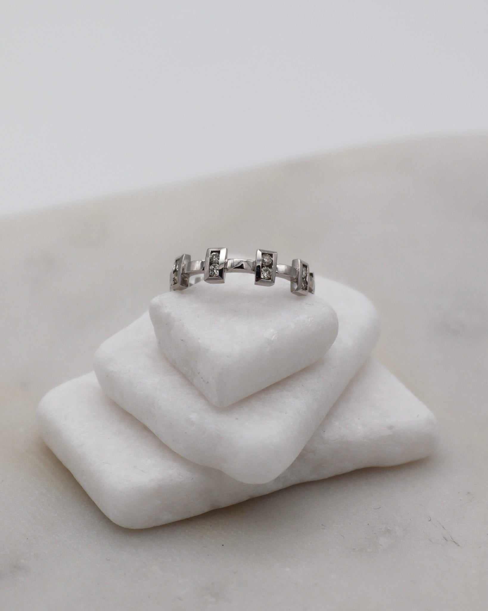 Vintage-Ring Mia mit 1.0ct Brillant und 14 Diamanten im Kronenstil, aus 585er Weißgold, erhältlich in München und Augsburg