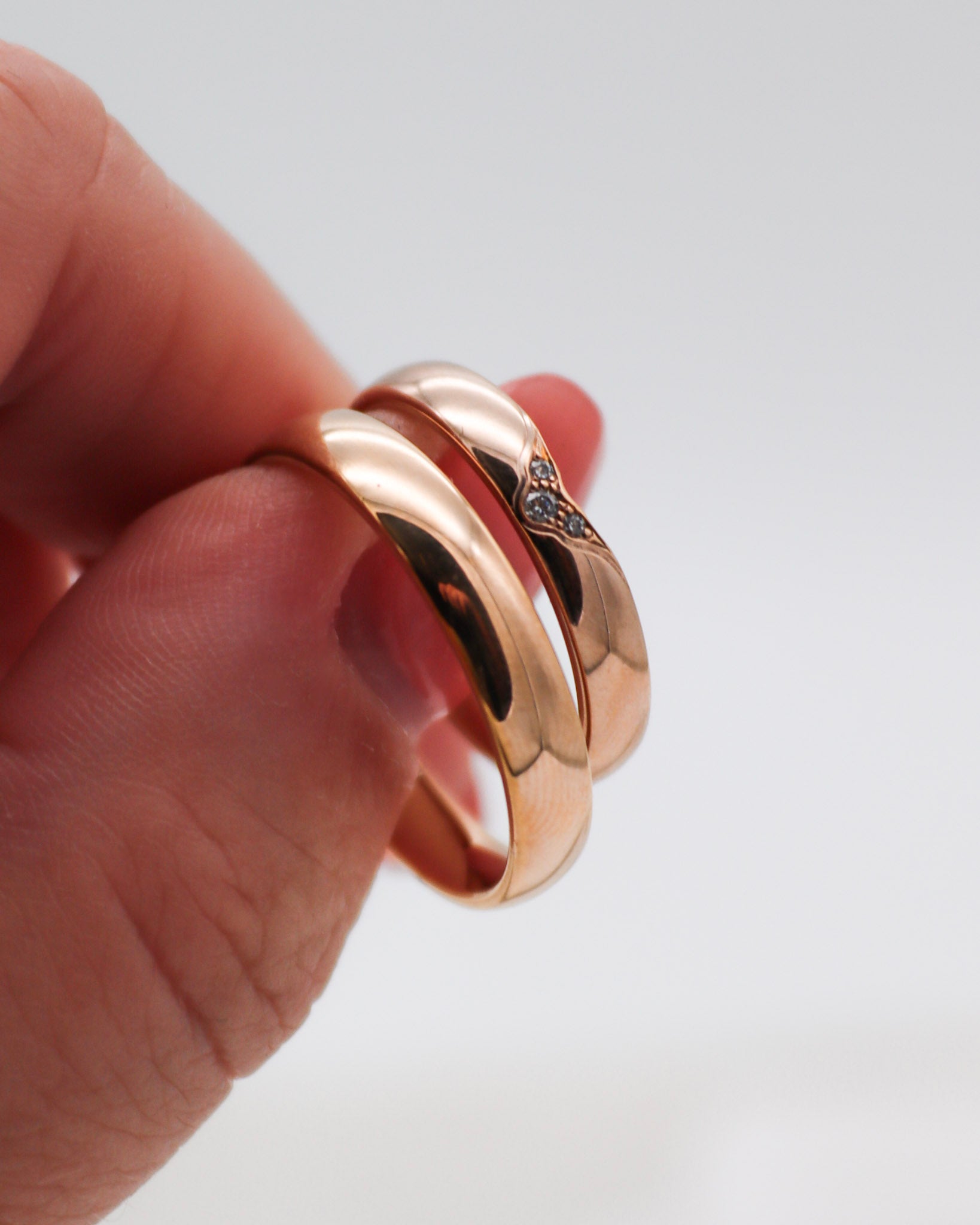 Haselnussgoldene Eheringe mit geschwungenem Detail und Brillantbesatz