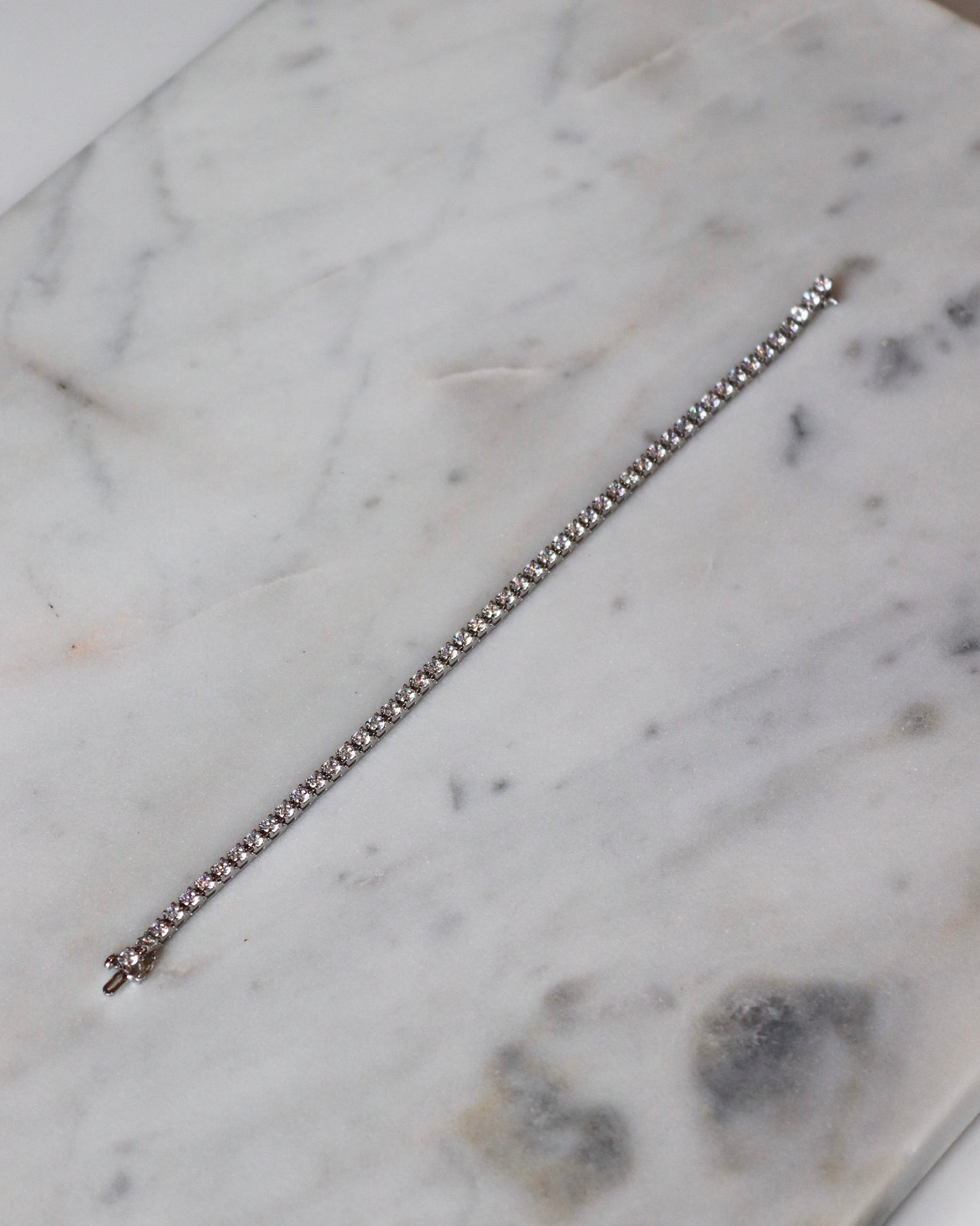 Diamond tennis bracelets in white gold - timeless elegance