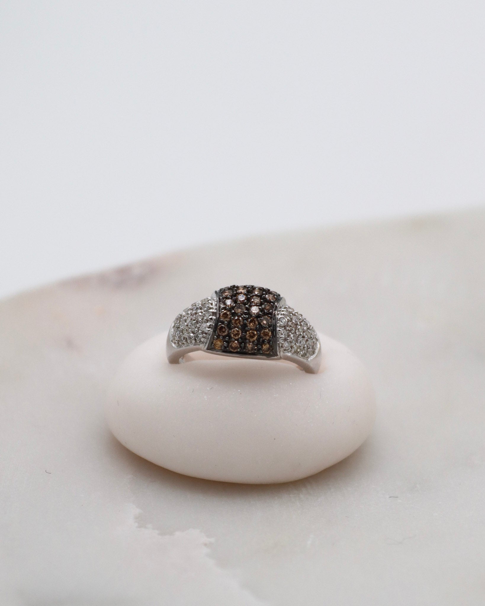 Vintage-Ring Edith mit 0.34ct braunen Diamanten & 0.43ct Brillanten in 585er Gelbgold & schwarzem Rhodium – erhältlich in München und Augsburg