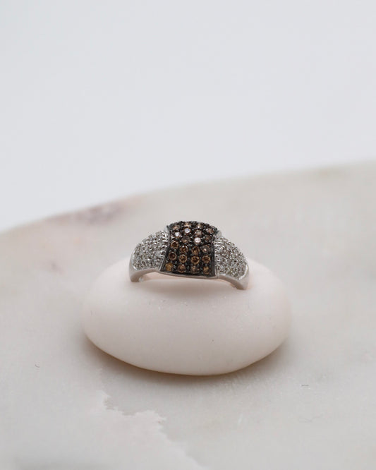 Vintage-Ring Edith mit 0.34ct braunen Diamanten & 0.43ct Brillanten in 585er Gelbgold & schwarzem Rhodium – erhältlich in München und Augsburg