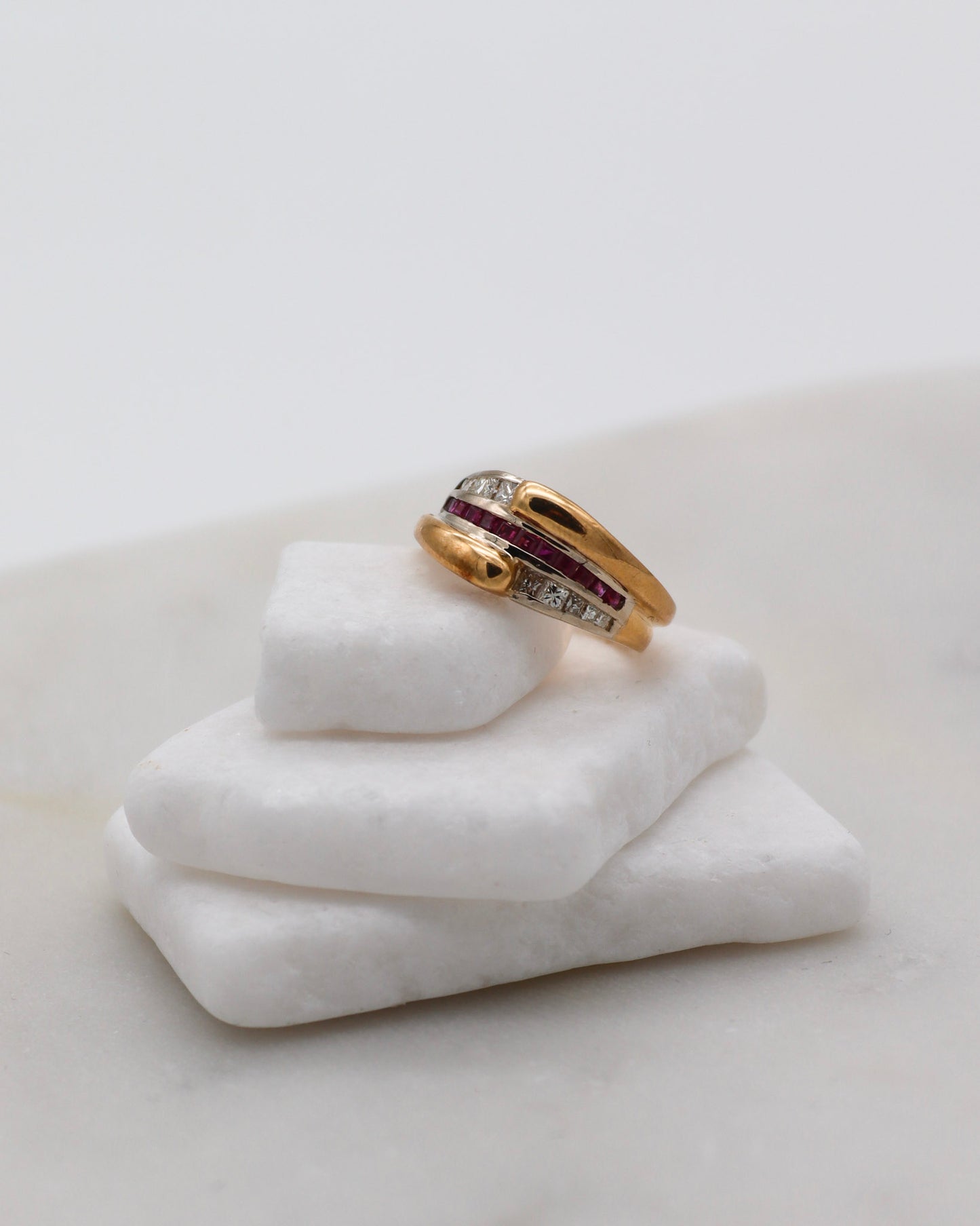 Vintage-Ring Cleo mit 0.40ct Rubinen & 0.40ct Brillanten im Princess Cut, gefasst in 585er Gelbgold – erhältlich in München und Augsburg