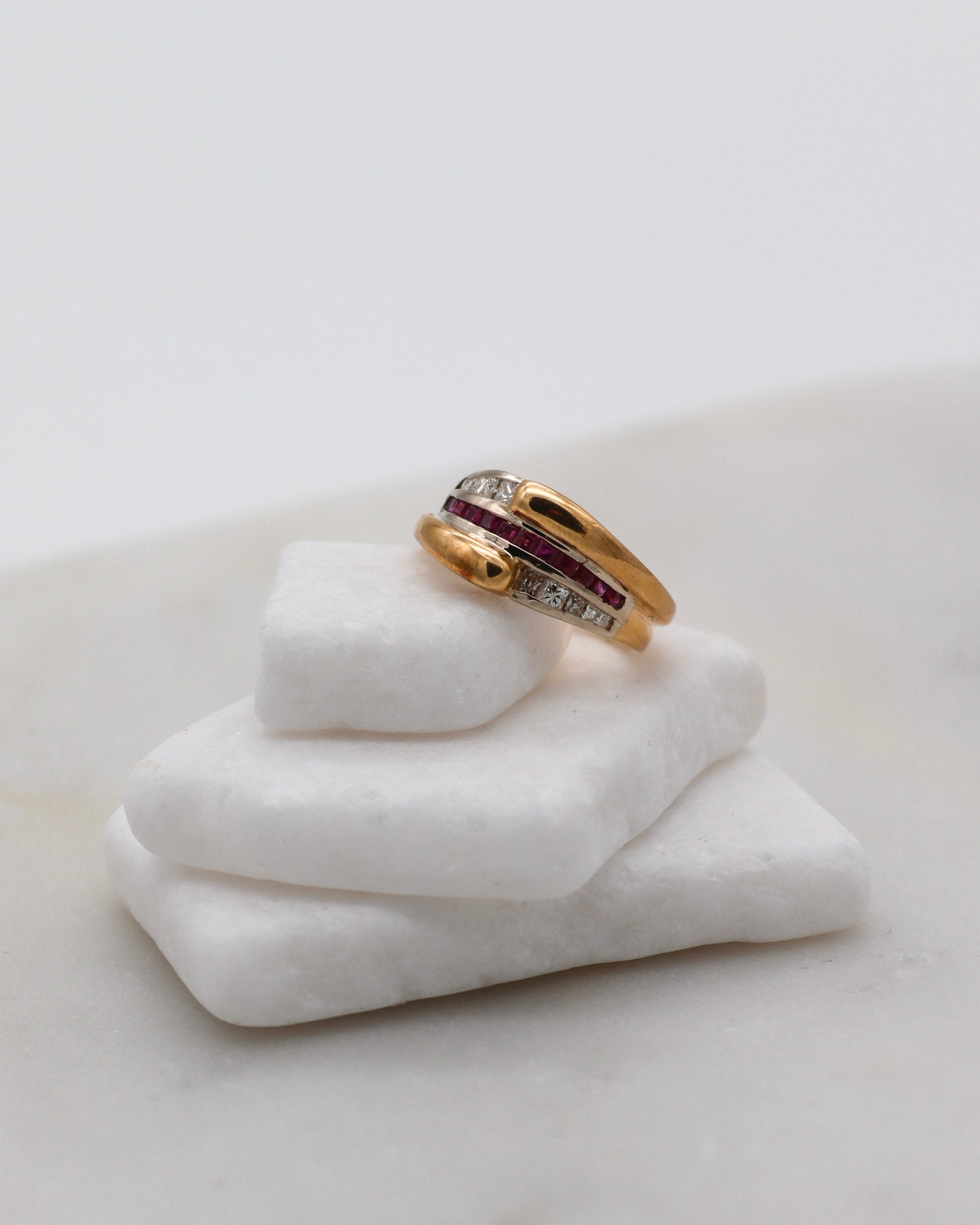 Vintage-Ring Cleo mit 0.40ct Rubinen & 0.40ct Brillanten im Princess Cut, gefasst in 585er Gelbgold – erhältlich in München und Augsburg