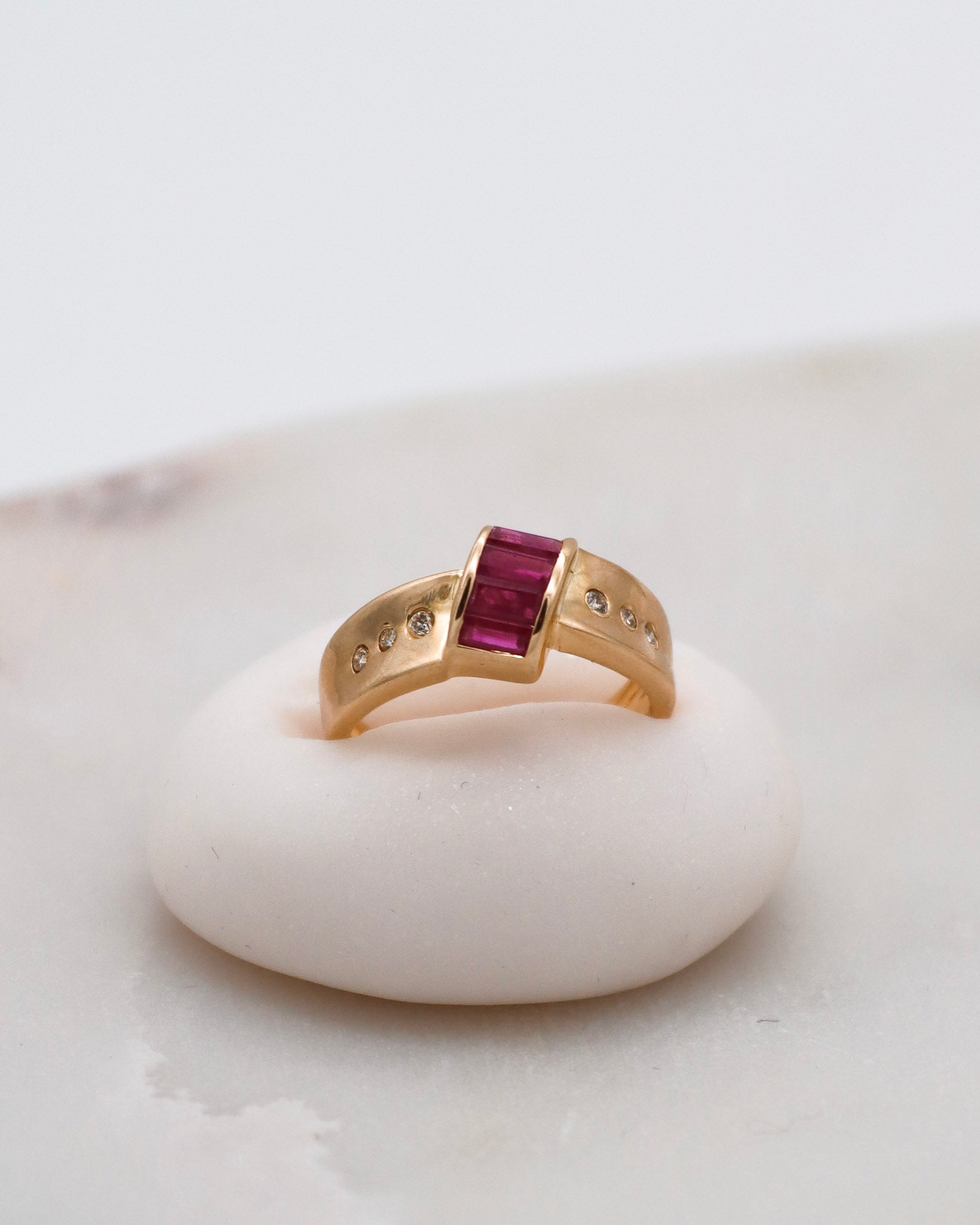 Vintage-Ring Joni mit 0.95ct Rubinen & 0.08ct Brillanten in 585er Gelbgold, Invisible & Bezel Setting – erhältlich in München und Augsburg