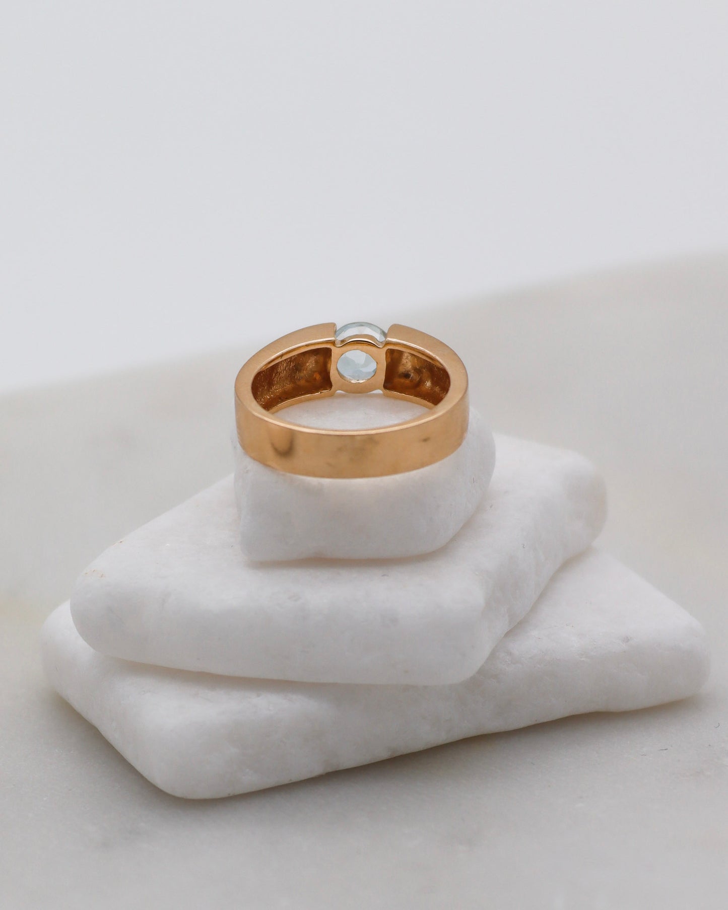 Vintage-Ring Julie mit 0.5ct rundem Aquamarin und Spangring-Fassung in 585er Gelbgold – erhältlich in München und Augsburg