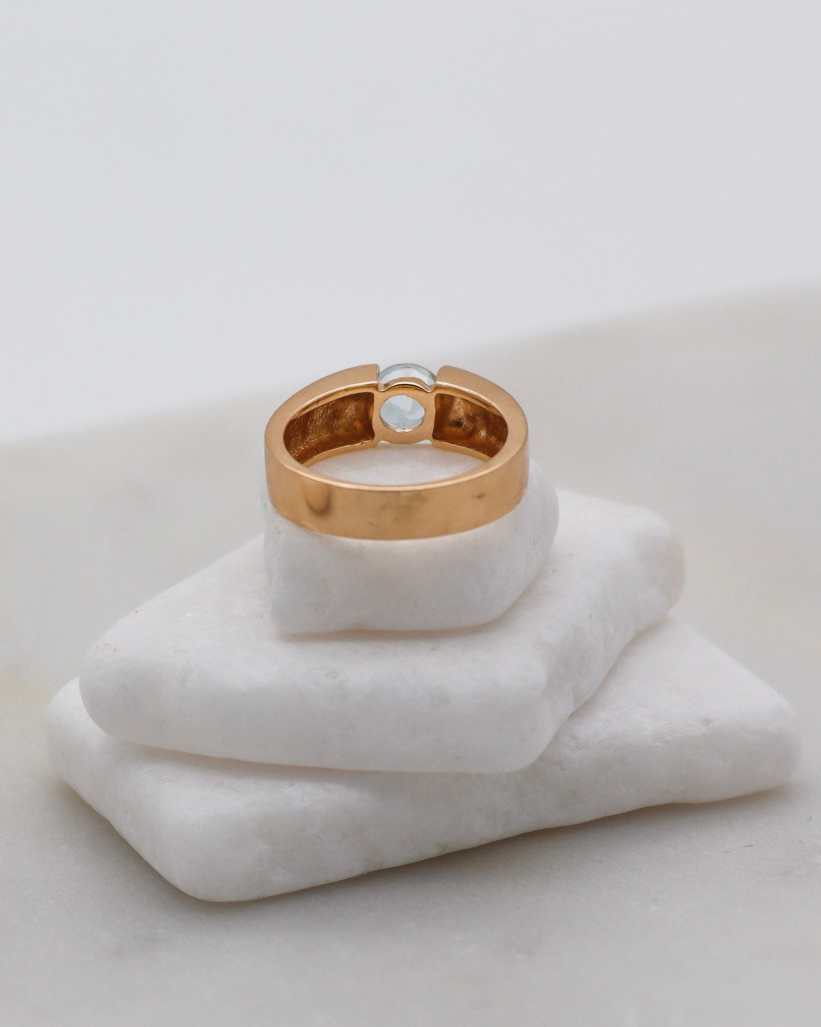 Vintage-Ring Julie mit 0.5ct rundem Aquamarin und Spangring-Fassung in 585er Gelbgold – erhältlich in München und Augsburg