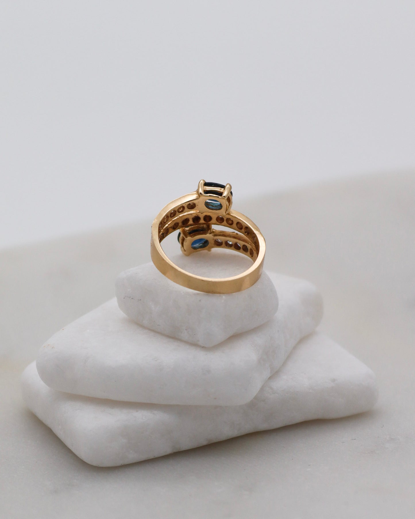 Vintage-Ring Shirley mit 0.80ct Saphiren & 0.42ct Brillanten, geteilte Ringschiene aus 585er Gelbgold – erhältlich in München und Augsburg

