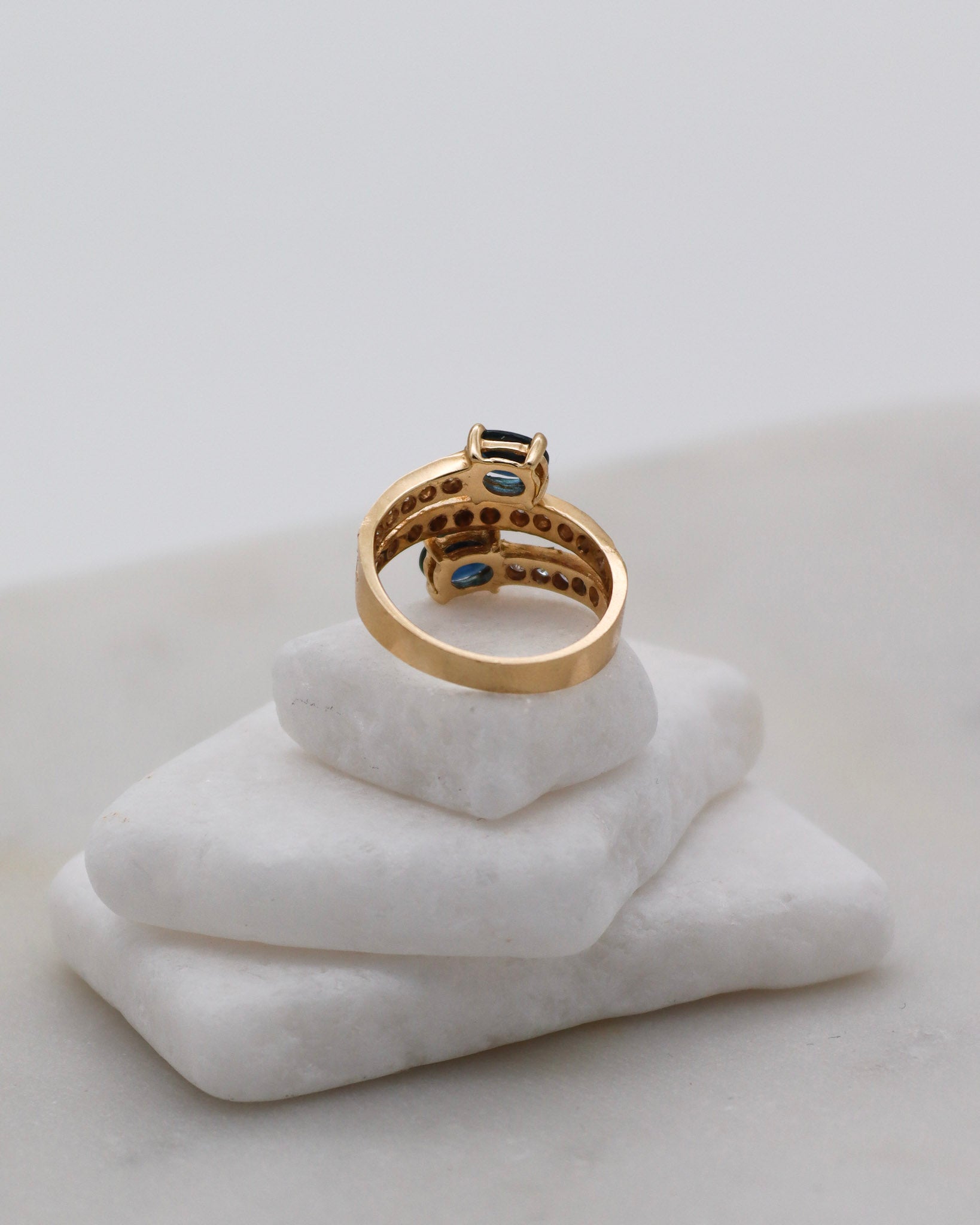 Vintage-Ring Shirley mit 0.80ct Saphiren & 0.42ct Brillanten, geteilte Ringschiene aus 585er Gelbgold – erhältlich in München und Augsburg

