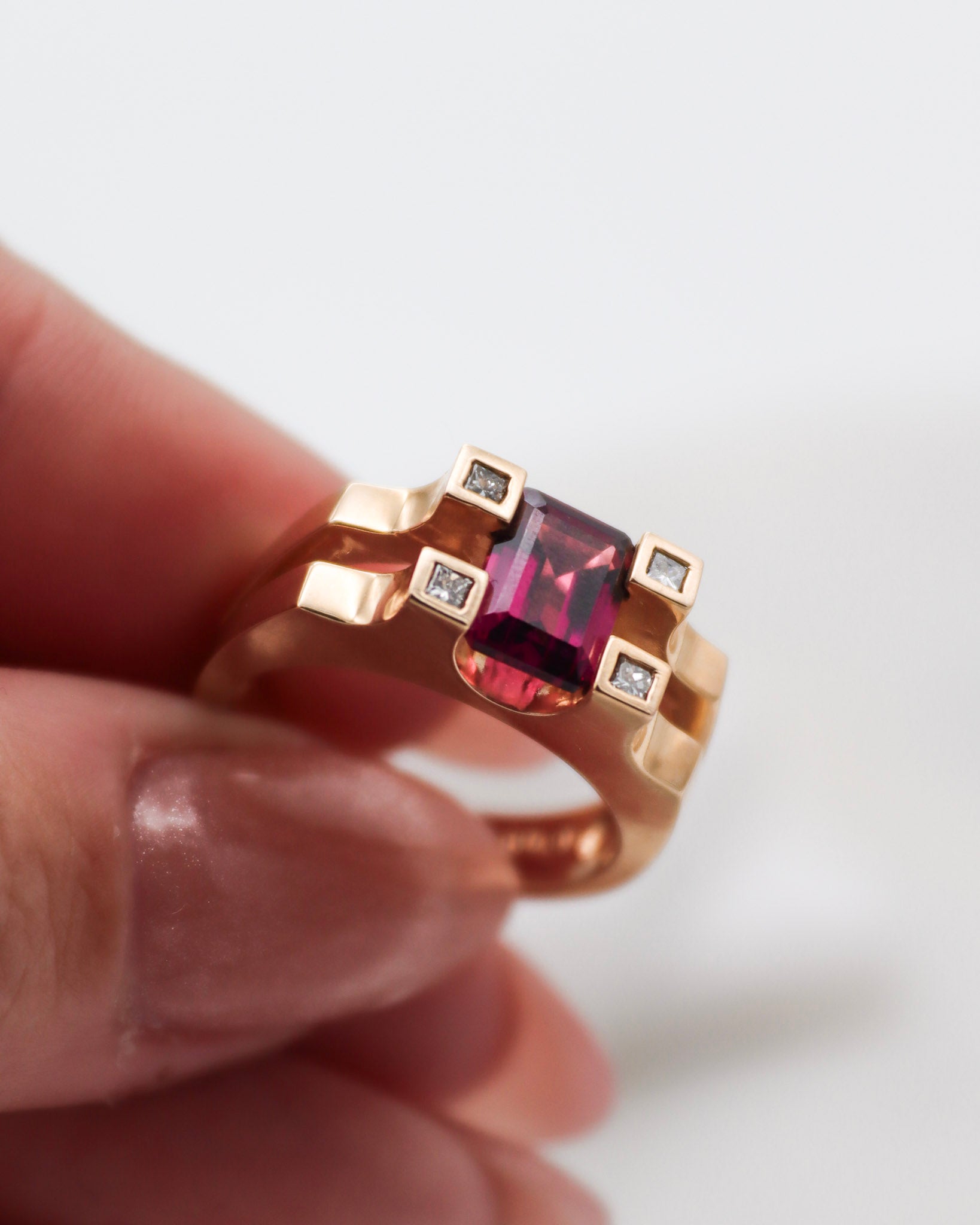 Vintage-Ring Golda mit 0.5ct Marquise-Granat, Halo aus Brillanten & weiteren Granaten in 585er Gelbgold – erhältlich in München und Augsburg


