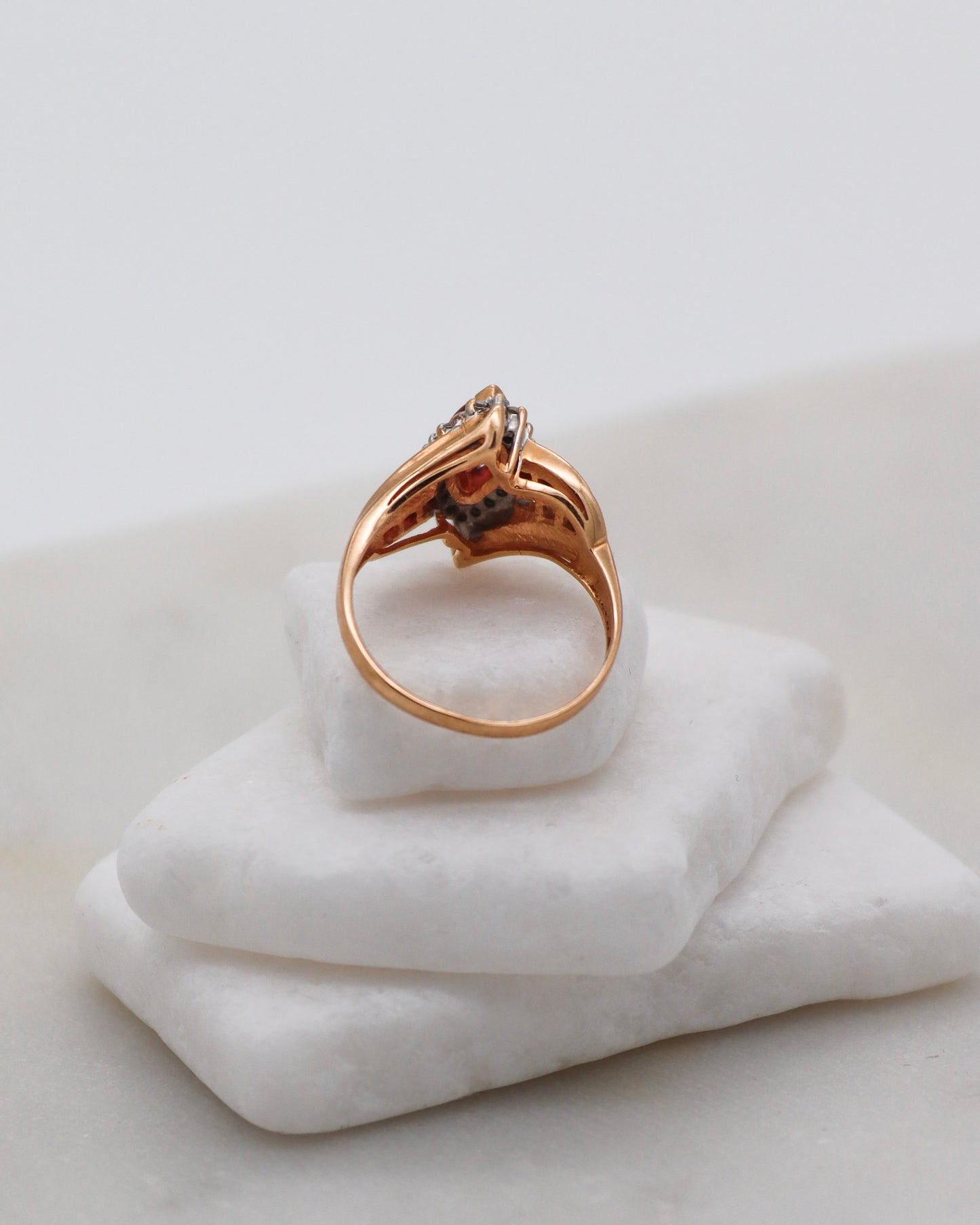 Vintage-Ring Claudia mit 0.5ct Marquise-Granat, Brillanten & Princess Cut Granaten in 585er Gelbgold – erhältlich in München und Augsburg

