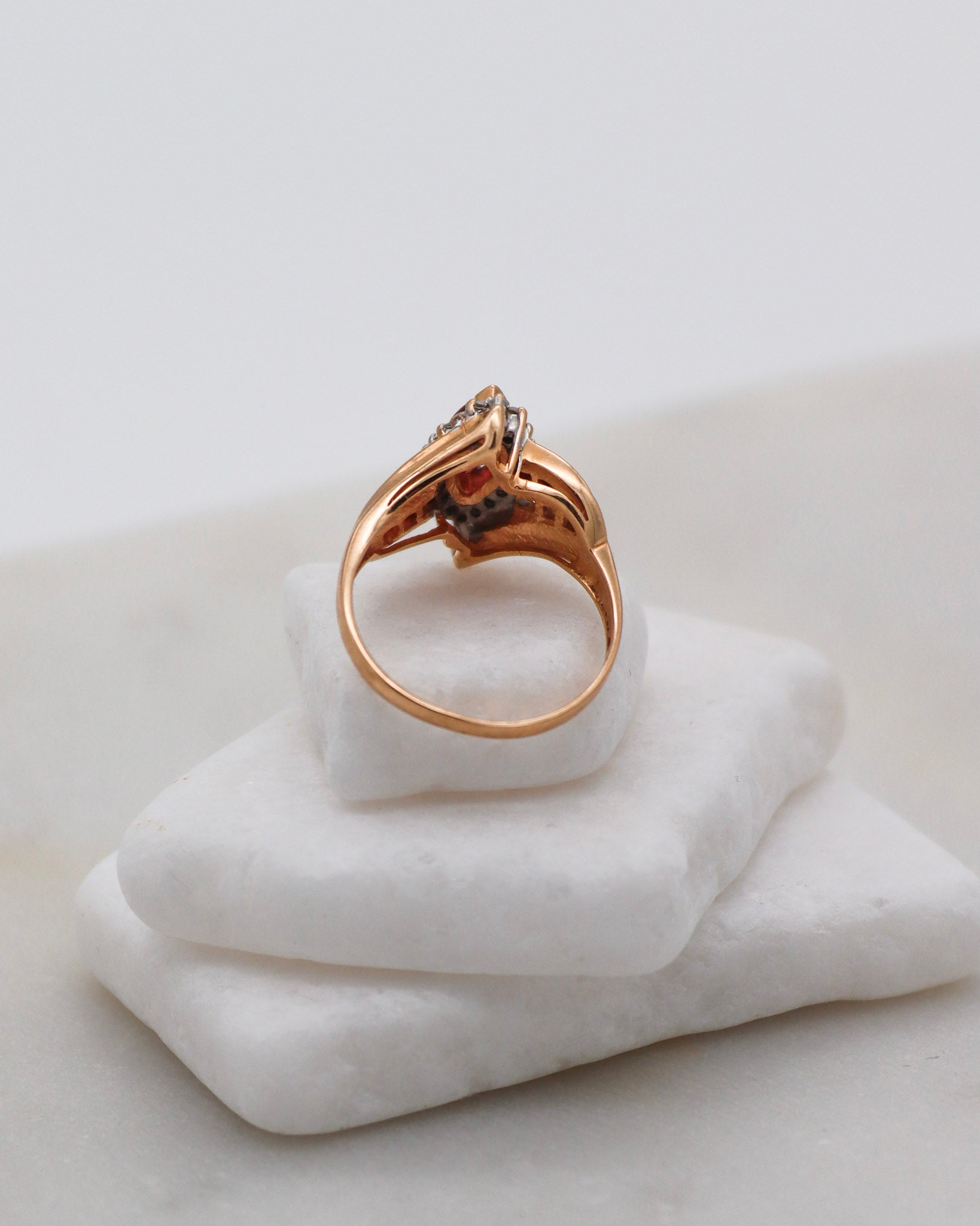 Vintage-Ring Claudia mit 0.5ct Marquise-Granat, Brillanten & Princess Cut Granaten in 585er Gelbgold – erhältlich in München und Augsburg

