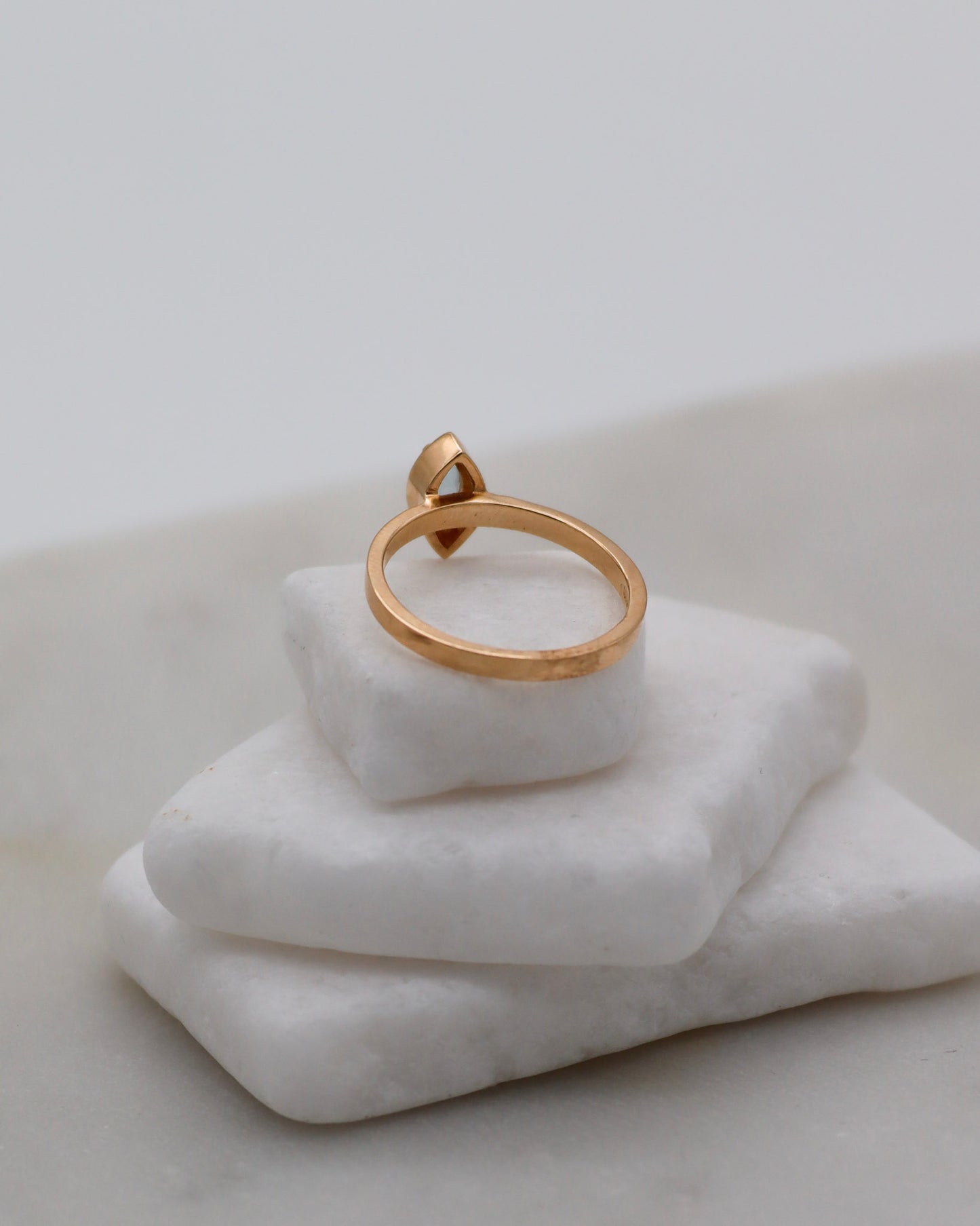 Vintage-Ring Patsy mit 0.20ct marquiseschliffenem Topas in Hybridfassung aus 585er Gelbgold – erhältlich in München und Augsburg