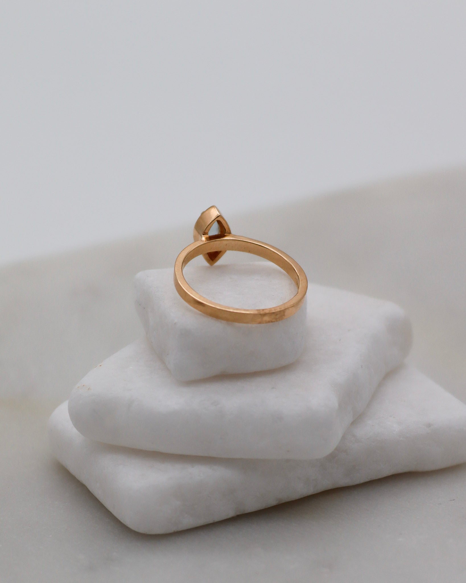 Vintage-Ring Patsy mit 0.20ct marquiseschliffenem Topas in Hybridfassung aus 585er Gelbgold – erhältlich in München und Augsburg