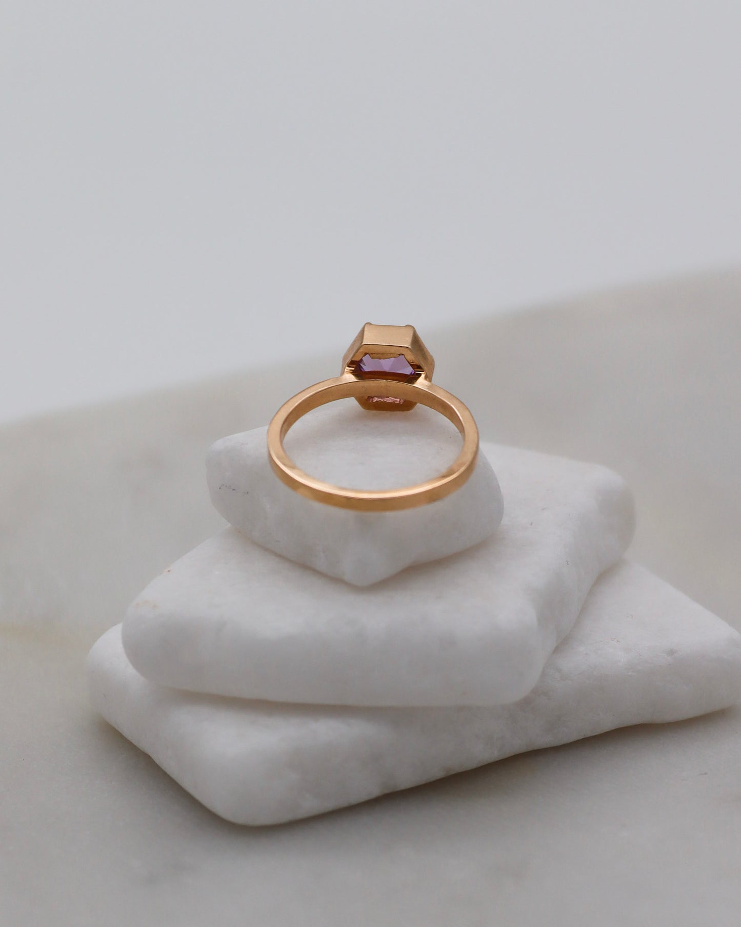 Vintage-Ring Delia mit 0.70ct Hexagon-Amethyst in Bezel- und Krappenfassung aus 585er Gelbgold – erhältlich in München und Augsburg