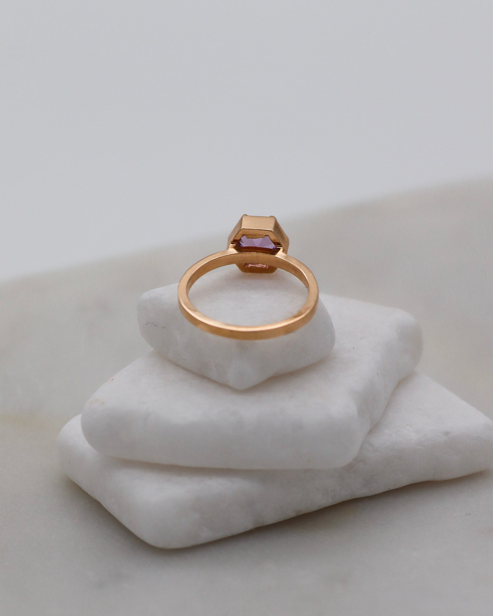 Vintage-Ring Delia mit 0.70ct Hexagon-Amethyst in Bezel- und Krappenfassung aus 585er Gelbgold – erhältlich in München und Augsburg