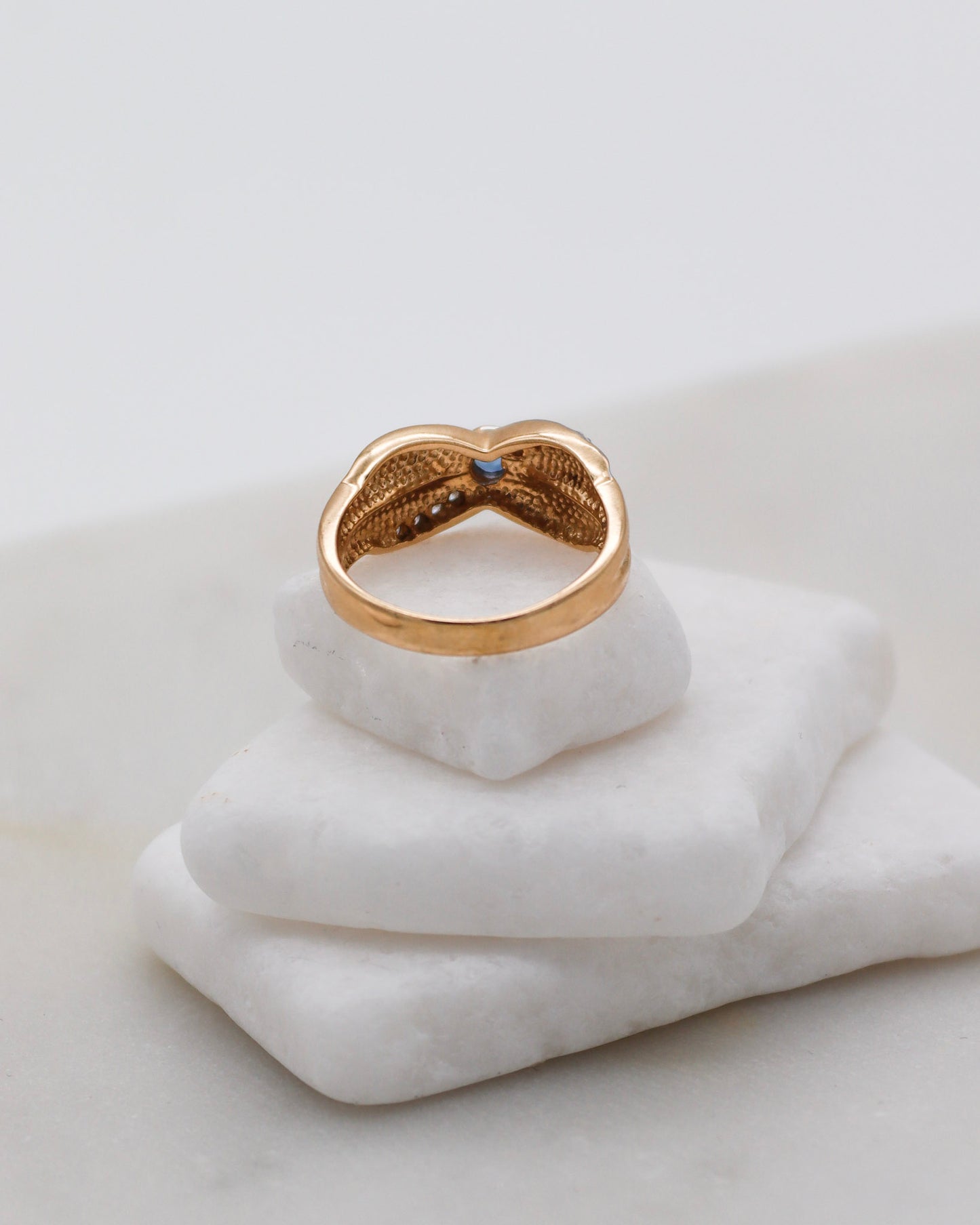 Vintage-Ring Margarethe mit 0.16ct Saphir & 0.08ct Brillanten in matter Bicolor-Optik aus 585er Gelb- und Weißgold – erhältlich in München und Augsburg