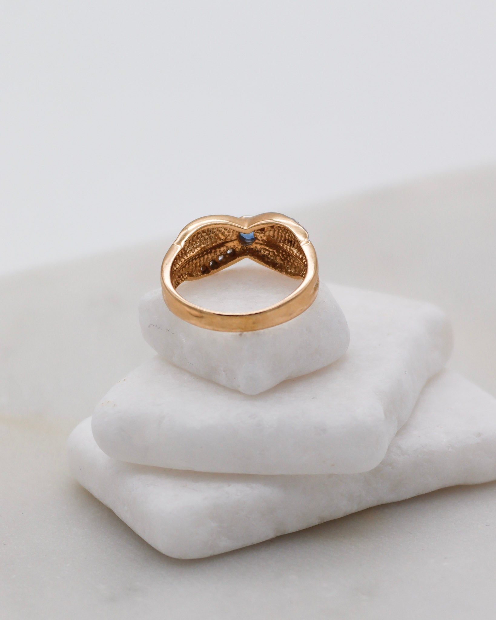 Vintage-Ring Margarethe mit 0.16ct Saphir & 0.08ct Brillanten in matter Bicolor-Optik aus 585er Gelb- und Weißgold – erhältlich in München und Augsburg