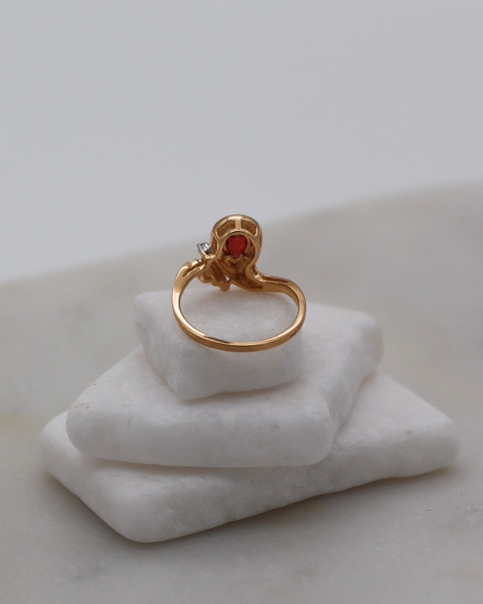 Vintage-Ring Helen mit 0.20ct Pear-Granat & 0.01ct Diamant in Bezel-Fassung aus 585er Gelbgold – erhältlich in München und Augsburg