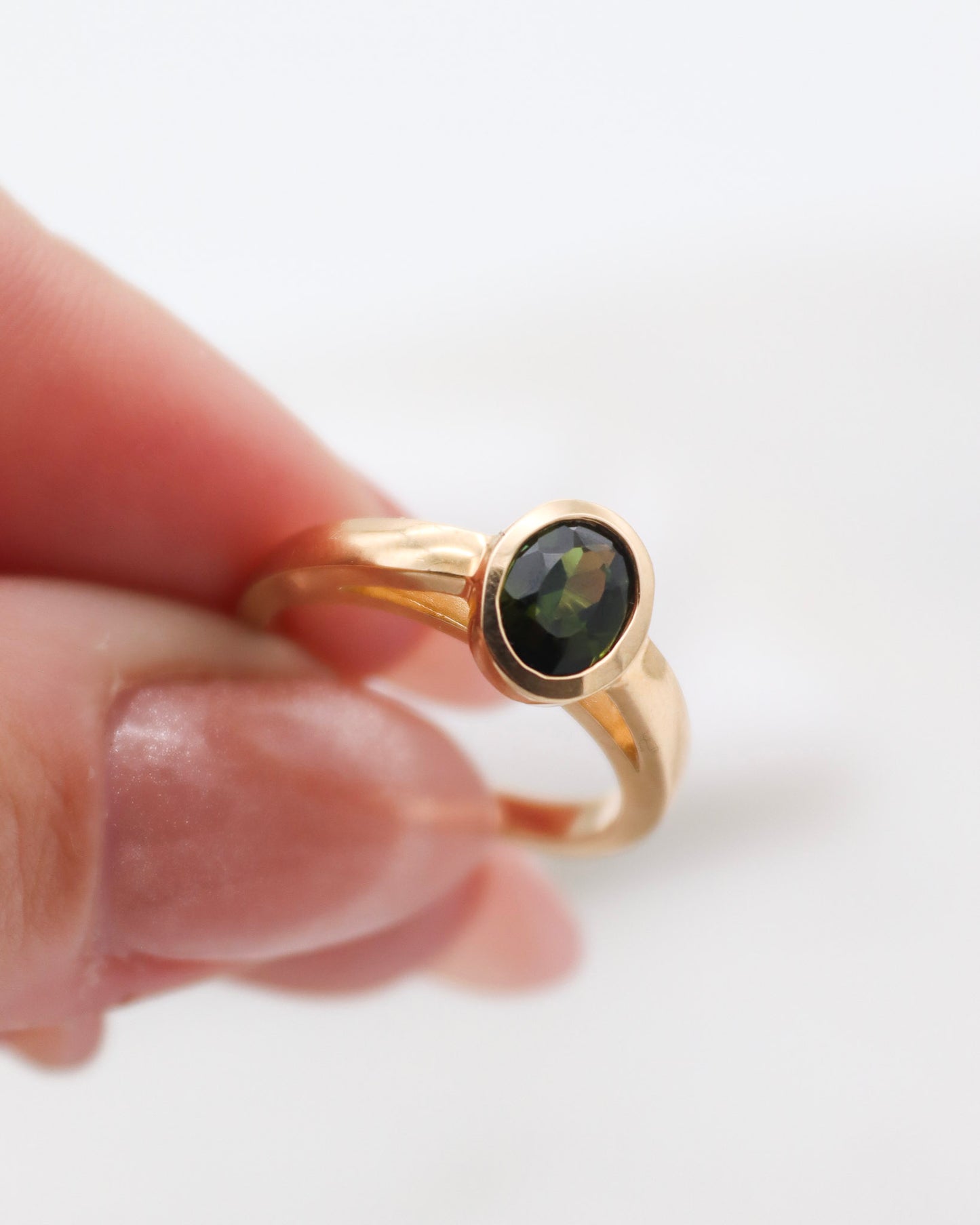 Vintage-Ring Debbie mit 0.70ct grünem Turmalin in Bezel-Fassung und Cathedral-Stil, gefertigt aus 585er Gelbgold – erhältlich in München und Augsburg
