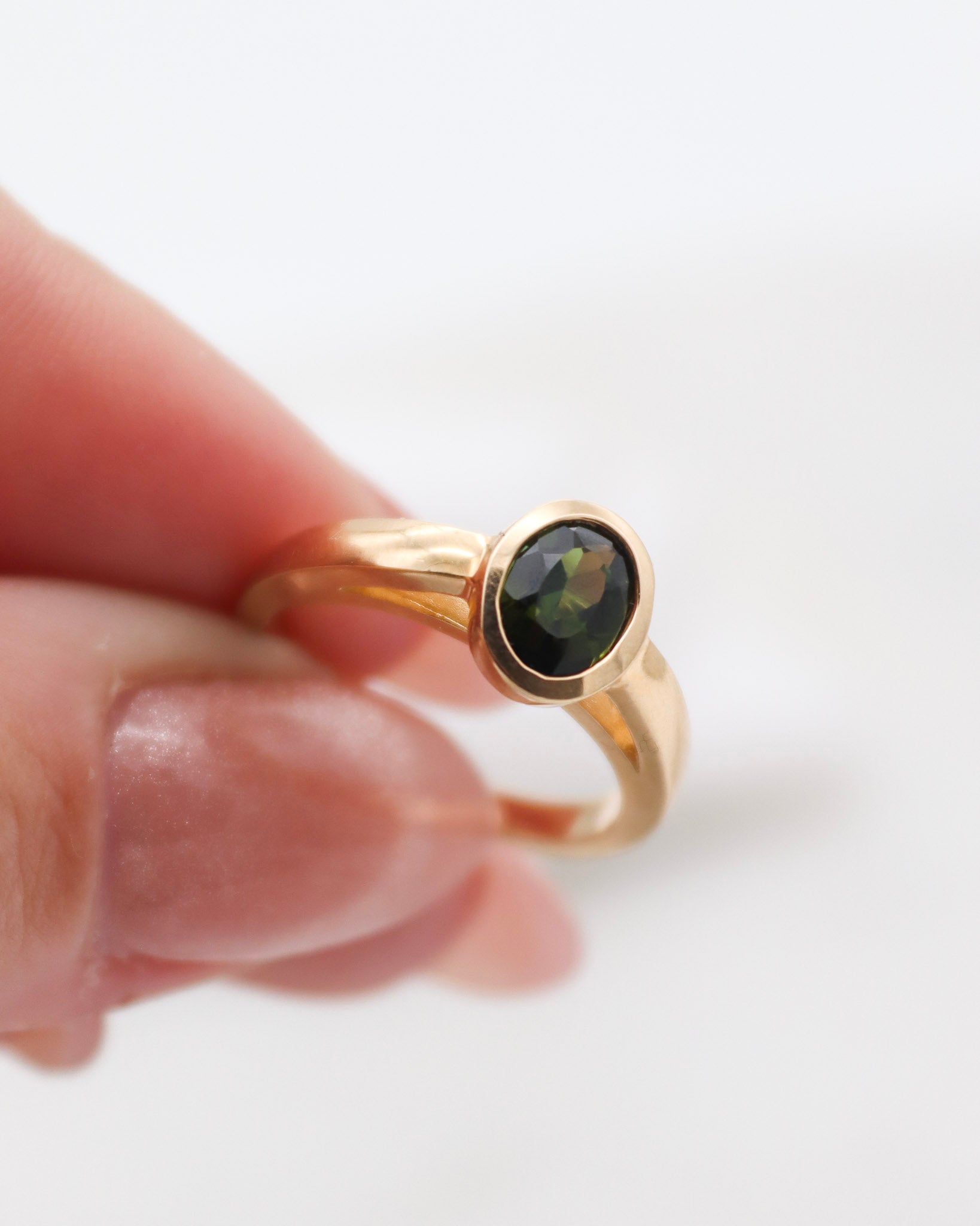 Vintage-Ring Debbie mit 0.70ct grünem Turmalin in Bezel-Fassung und Cathedral-Stil, gefertigt aus 585er Gelbgold – erhältlich in München und Augsburg
