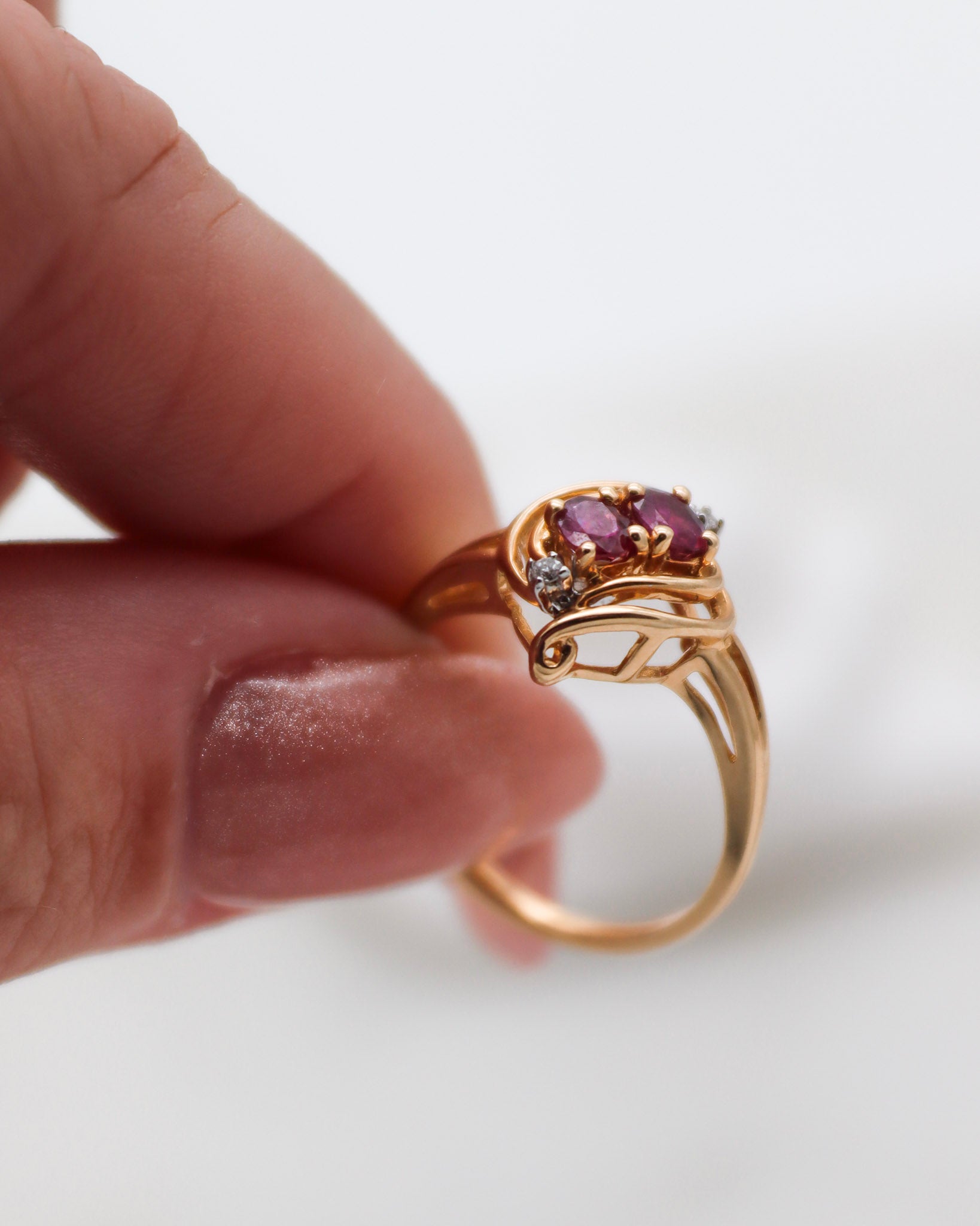 Vintage-Ring Rita mit 0.50ct Rubinen & 0.02ct Brillanten im Ovalschliff, gefasst in 585er Gelbgold – erhältlich in München und Augsburg