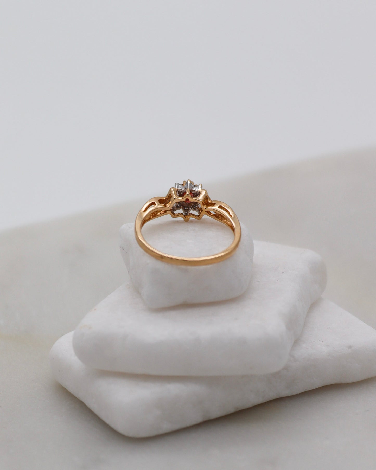 Vintage-Ring Alma mit 0.05ct Granat & 0.08ct Diamanten, gedrehte Ringschiene in 585er Gelbgold – erhältlich in München und Augsburg