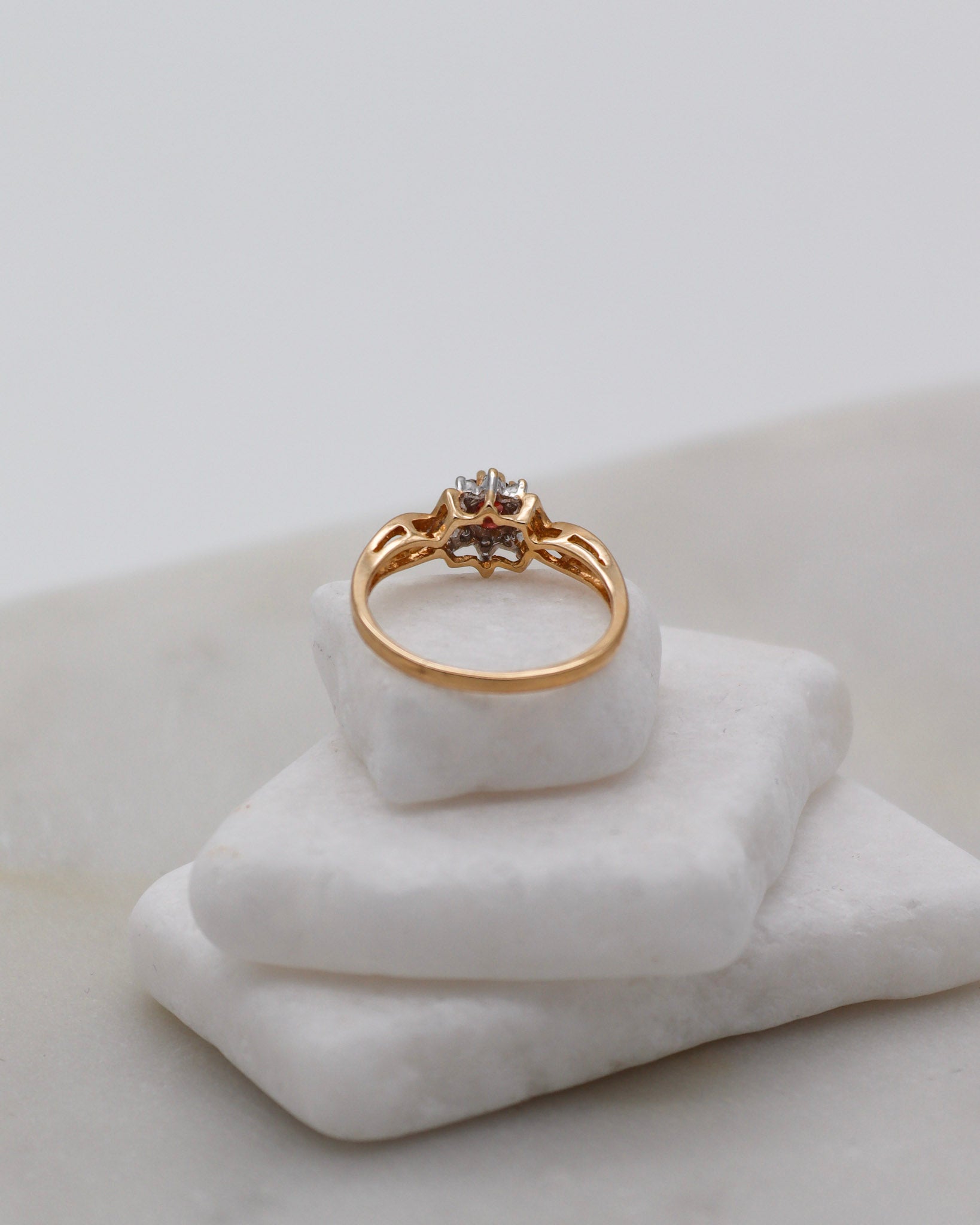 Vintage-Ring Alma mit 0.05ct Granat & 0.08ct Diamanten, gedrehte Ringschiene in 585er Gelbgold – erhältlich in München und Augsburg