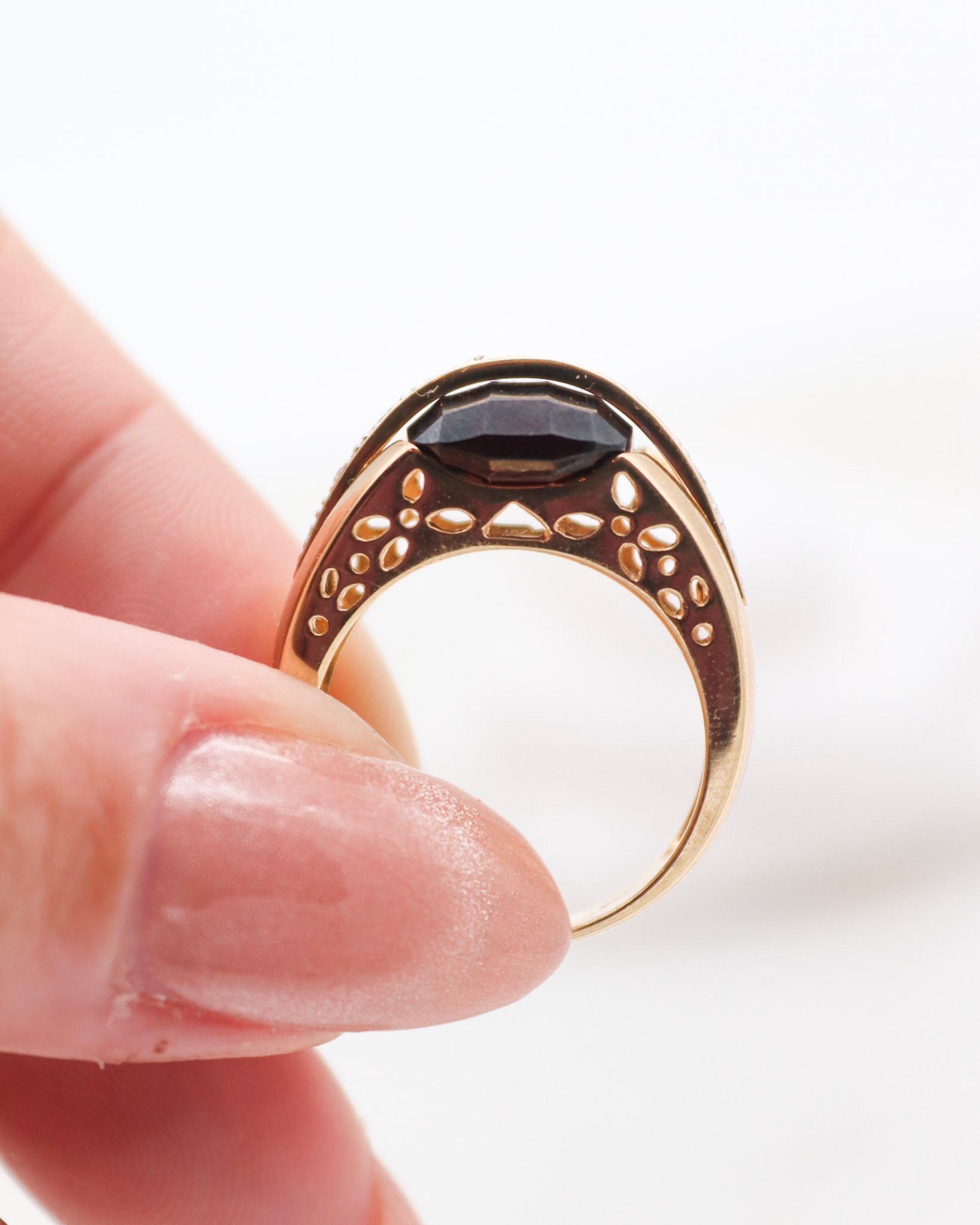 Vintage-Ring Catherine mit 3ct Cushion-Granat & 0.06ct Brillanten in 585er Gelbgold, asymmetrisches Design – erhältlich in München und Augsburg