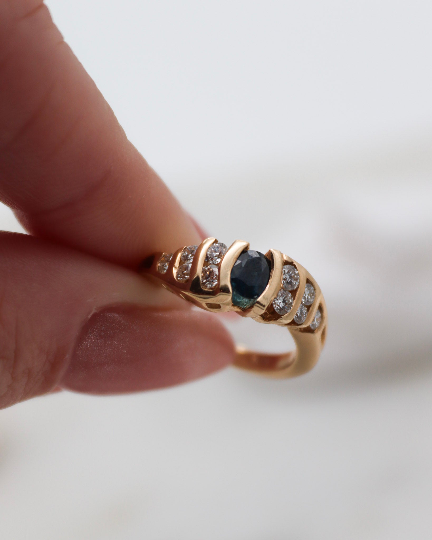 Vintage-Ring Doris mit 0.65ct Saphir & 0.50ct Brillanten in 585/-Gelbgold, geschwungene Ringschiene – erhältlich in München und Augsburg